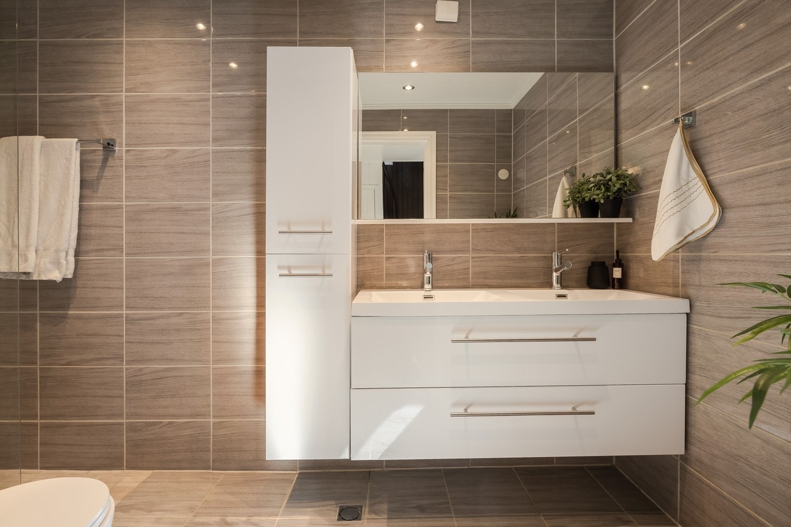 Badet i 1. etasje er pusset opp i 2014 med flislagte gulv og vegger i samme stil. I gulvet er det elektriske varmekabler. Galleribilde