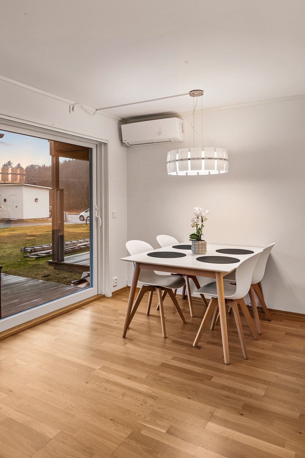 Den store heve- og skyvedøren i glass slipper inn rikelig med lys og visker ut skillet mellom inne og ute. Galleribilde