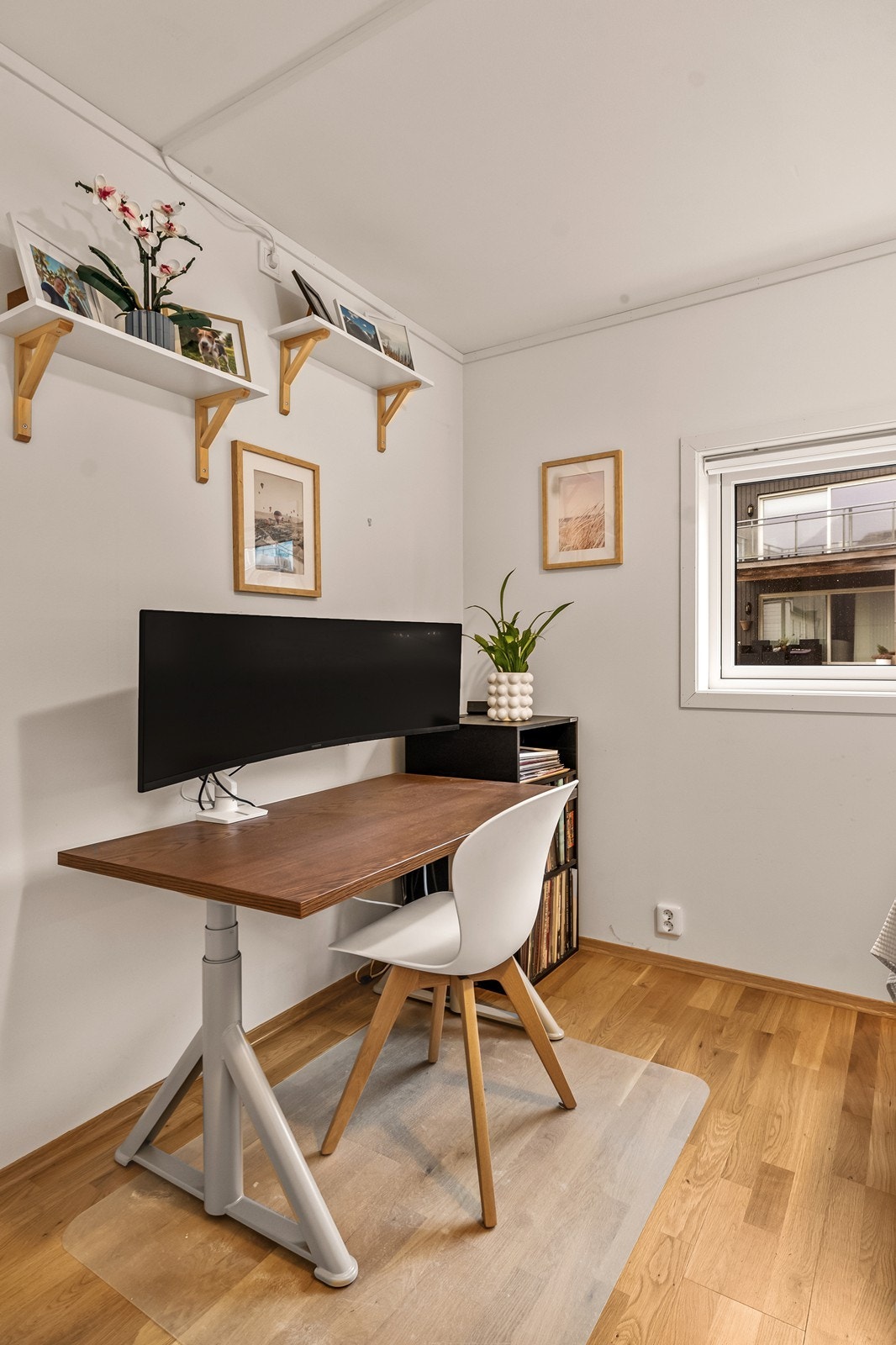 Rommet har også plass til en kontorløsning for hjemmekontor eller studier. Galleribilde