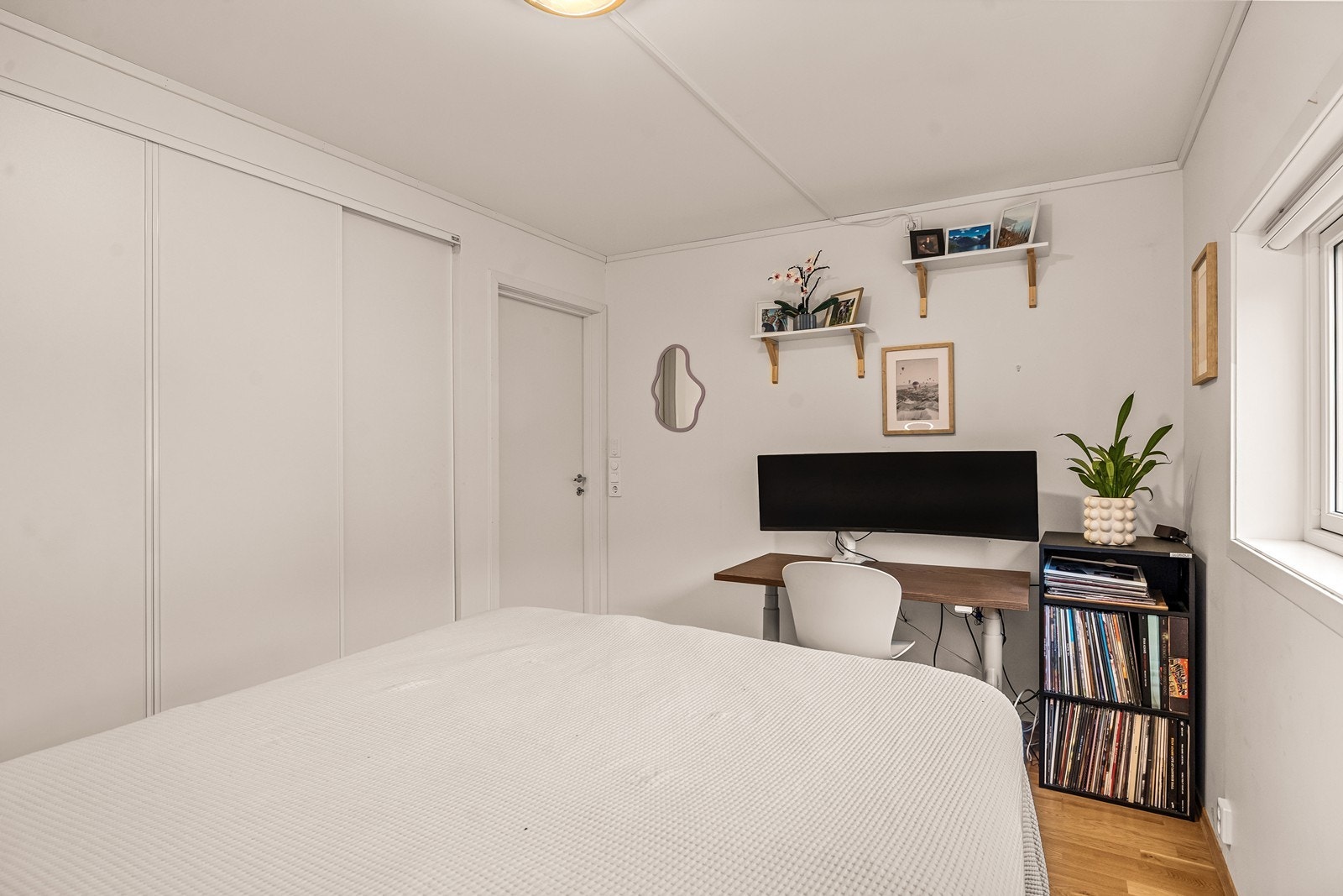 En stor skyvedørsgarderobe gir rikelig med oppbevaringsplass. Galleribilde