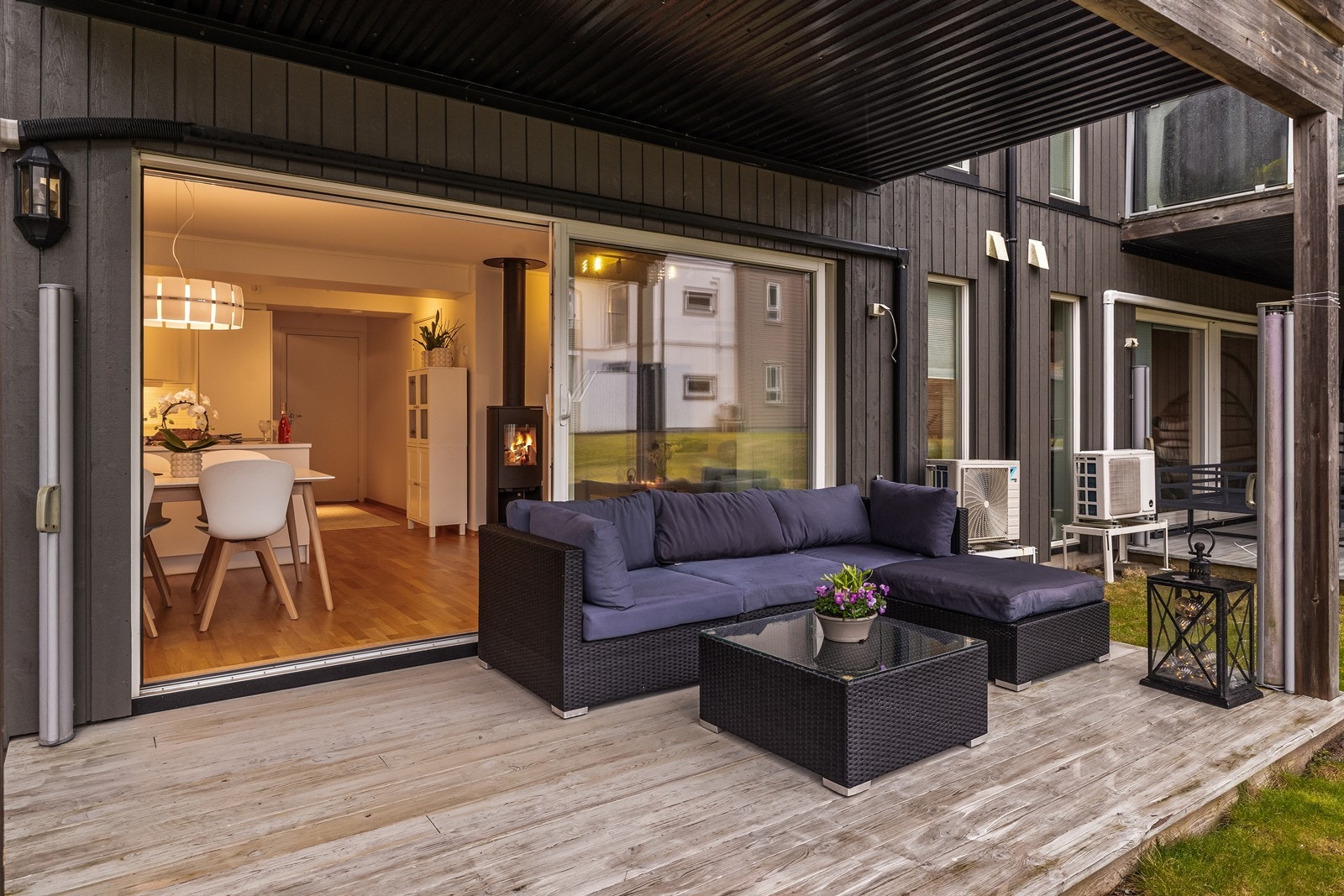 Fra stuen er det utgang til en sydvestvendt, overbygget terrasse på 10 m² via en stor heve- og skyvedør. Galleribilde