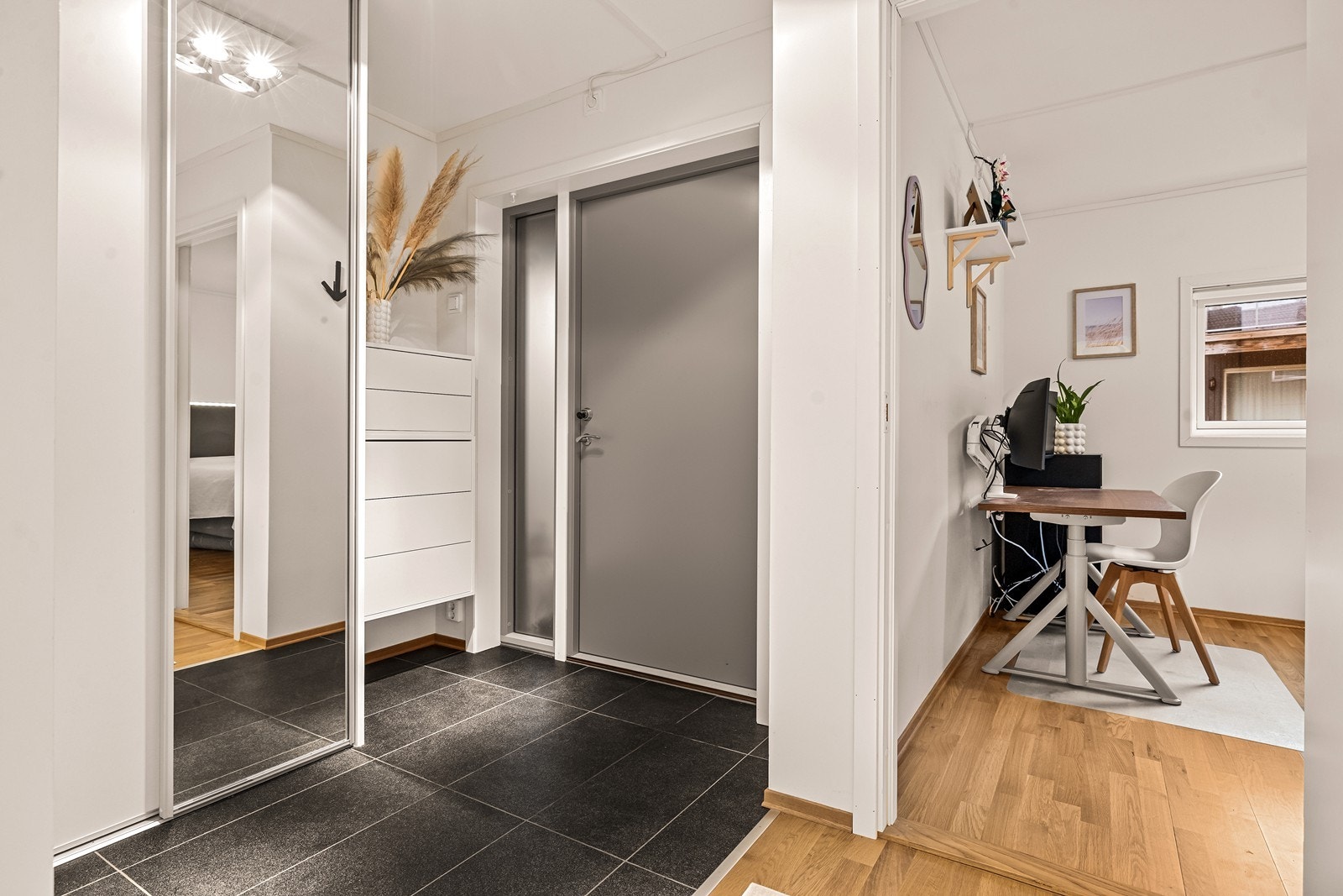 Fra gangen er det inngang til soverom. Galleribilde