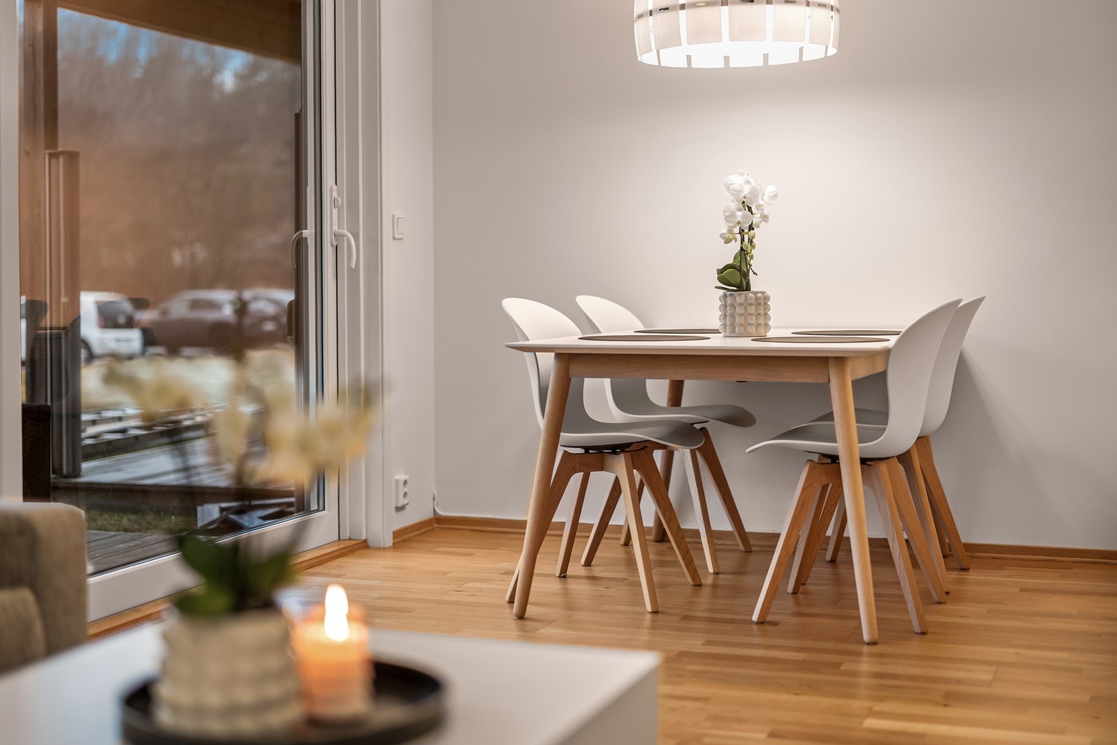 Spiseplassen er naturlig plassert mellom kjøkkenet og stuen, med kort vei ut til terrassen. Galleribilde