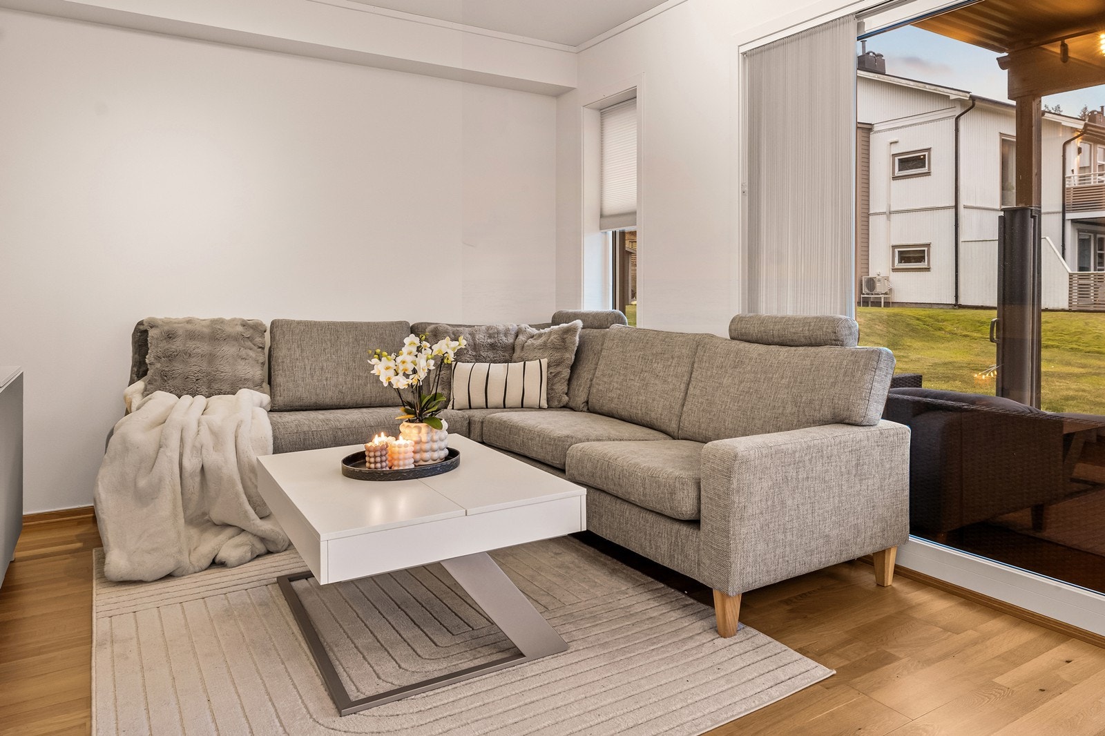 Stuen har god plass til en romslig sofagruppe. Galleribilde