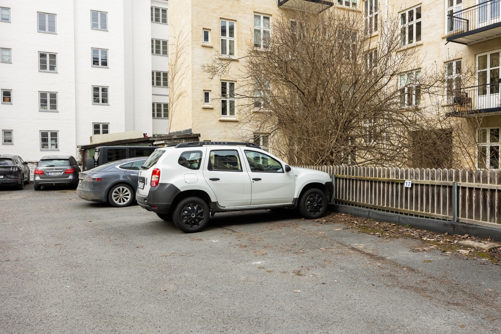 Sameiet disponerer ikke parkeringsplasser. Tidvis mulighet for leie i bakgård - Dayimyo AS er eier av plassene. Galleribilde
