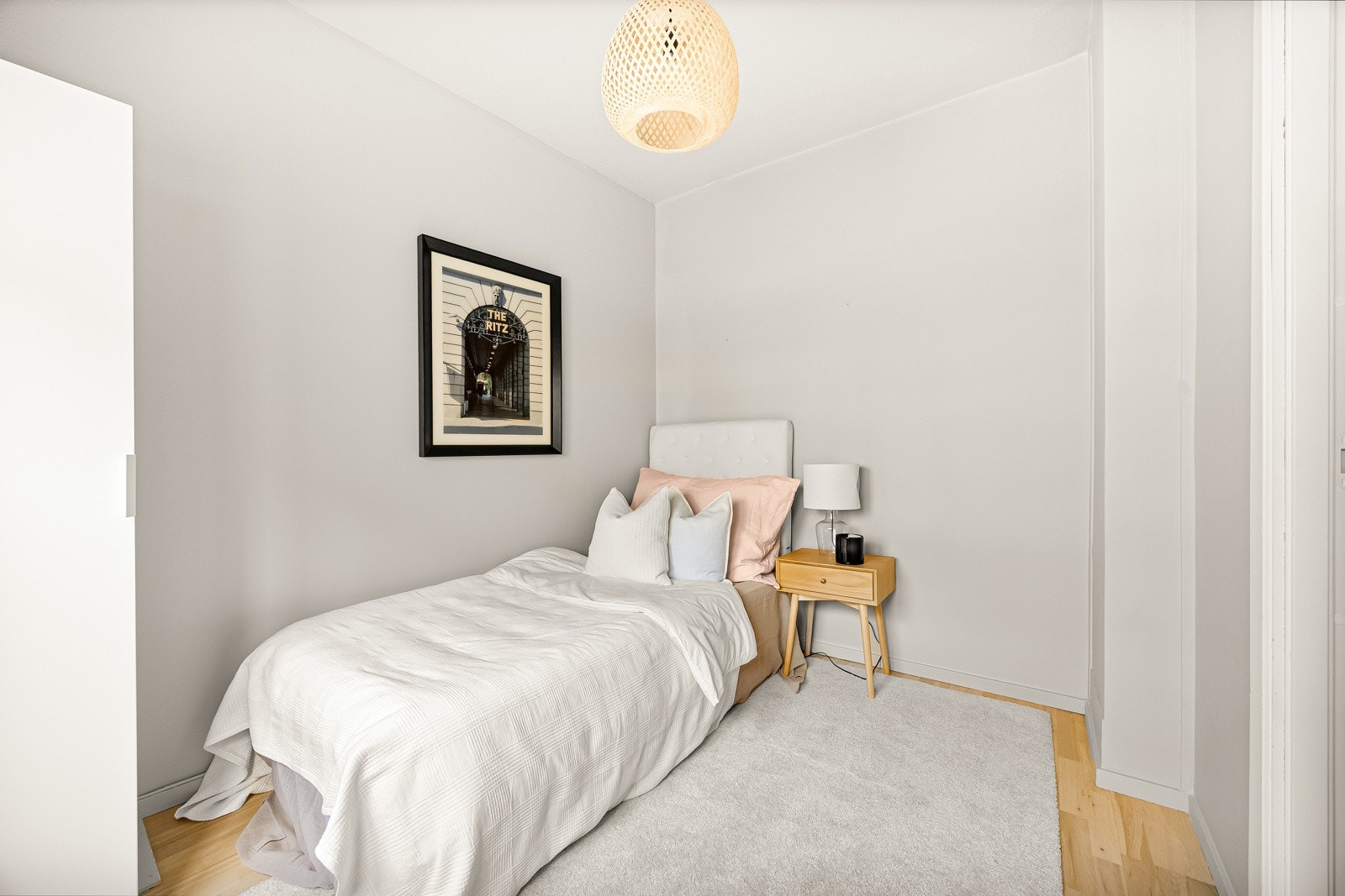 Innbydende soverom med delikate farger på veggene, og godt med lysinnslipp fra vindu. Galleribilde