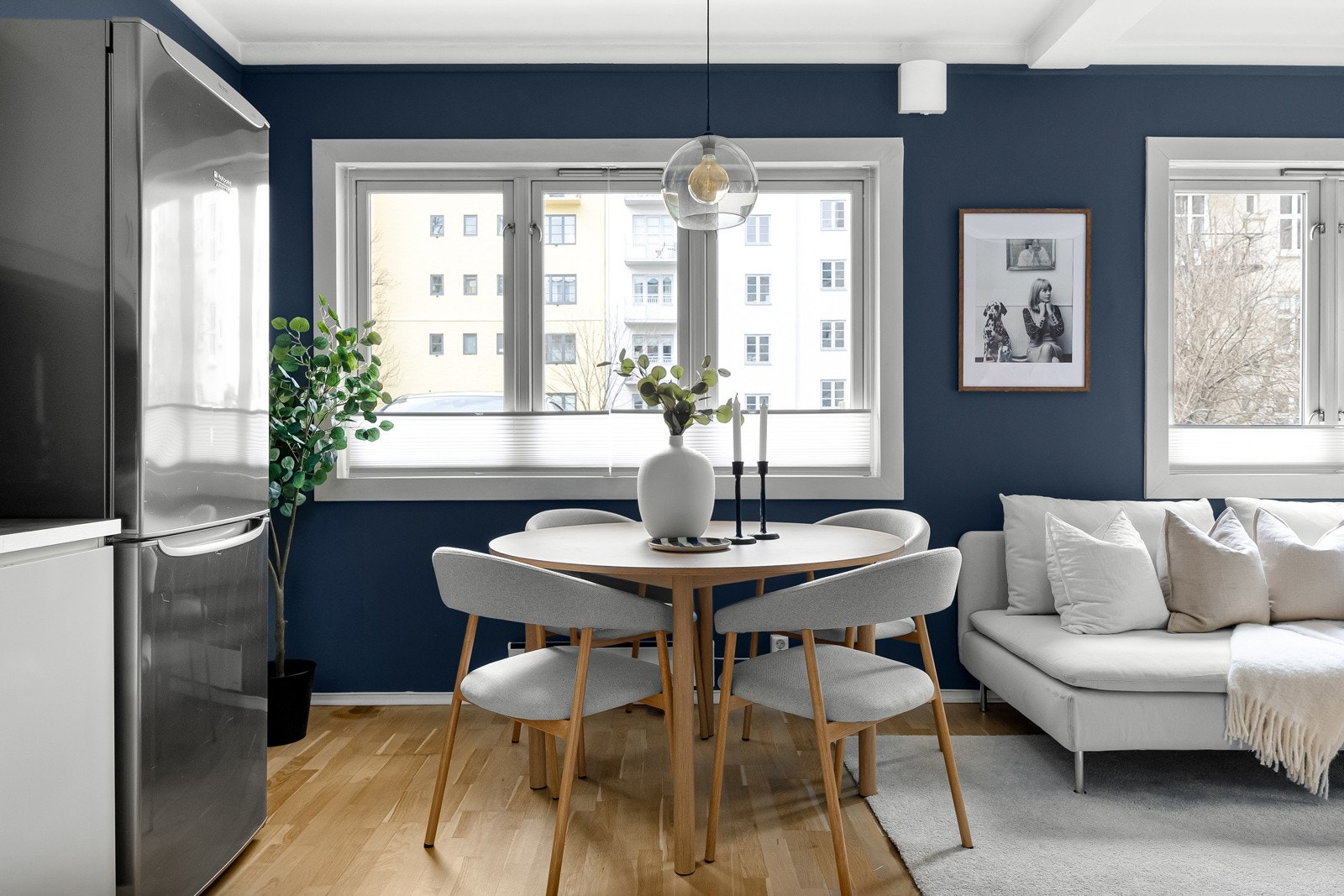 God plass til sofagruppe samt spisebord som rommer flere gjester. Galleribilde