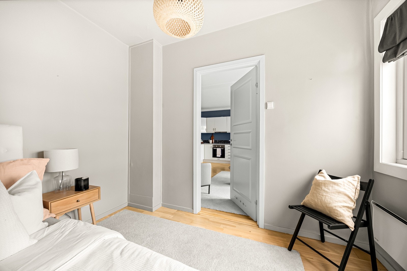 Soverommet, som resten av leiligheten, vender mot indre gårdsrom som sikrer deg rolige omgivelser. Galleribilde