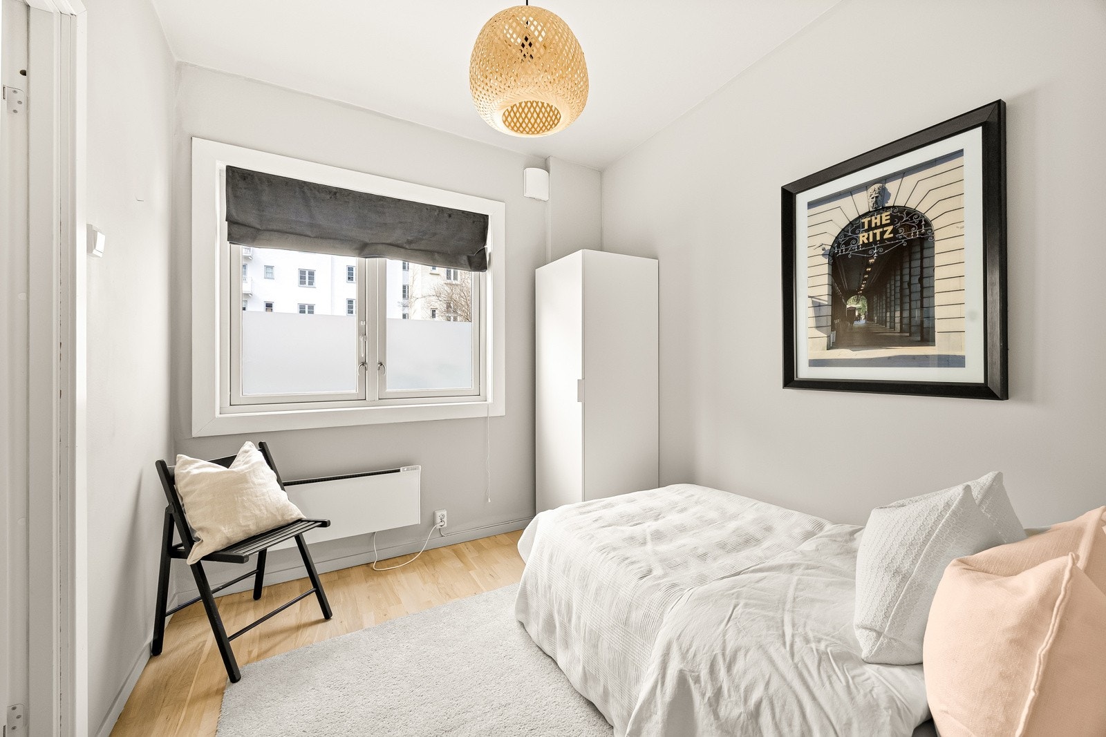 Her er det god plass til seng med tilhørende møblement og garderobeskap. Galleribilde