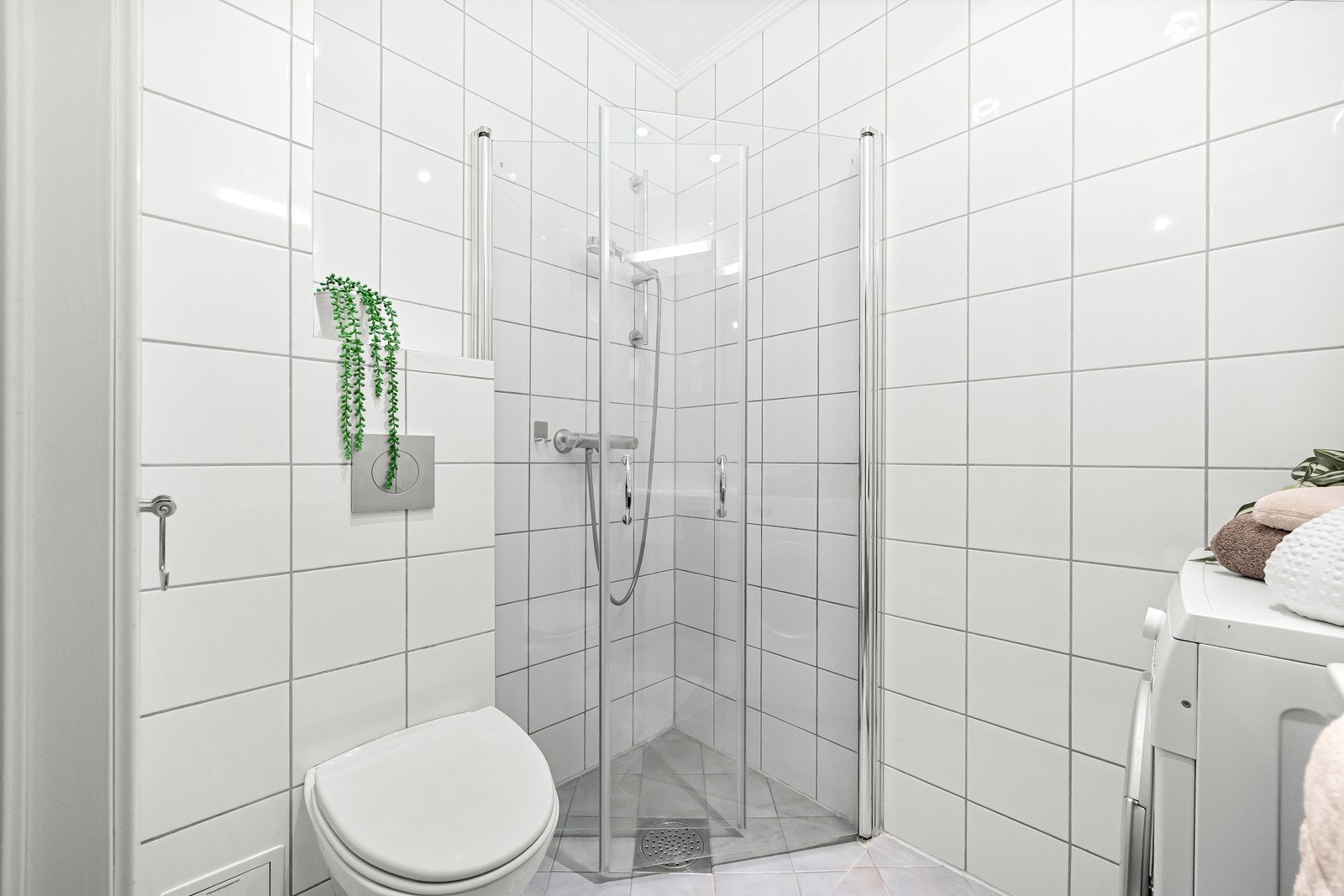 Badet fremstår som arealeffektivt og praktisk utformet for daglig bruk. Galleribilde