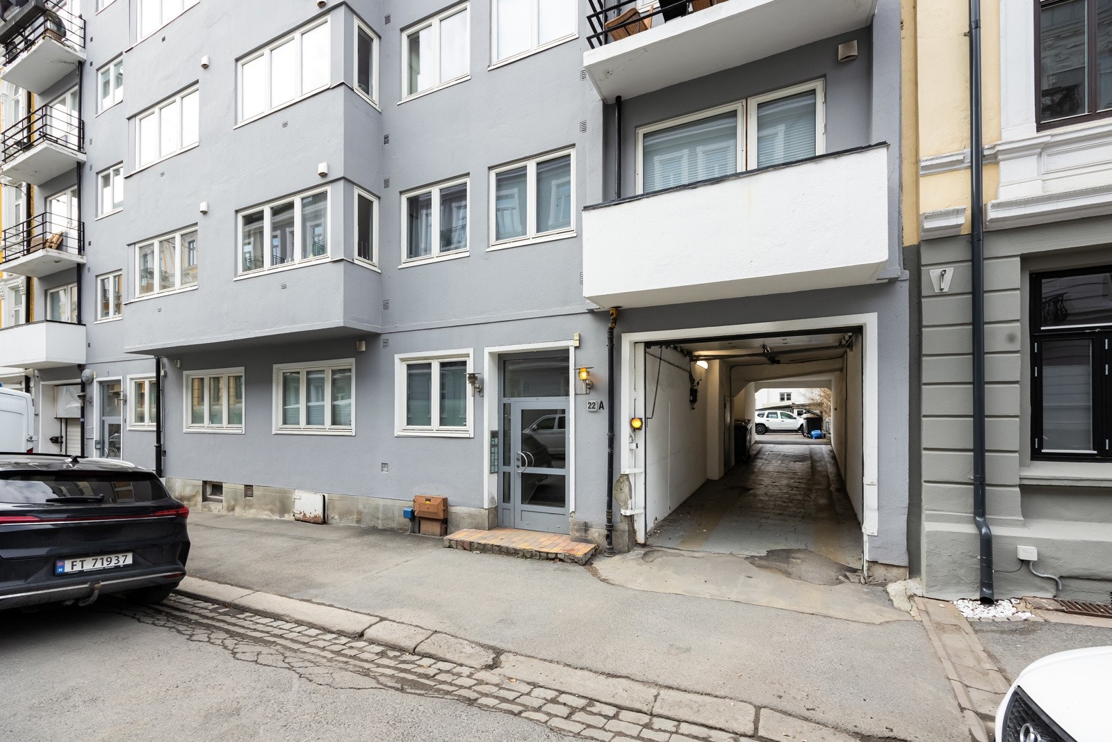 En meget god og sentral beliggenhet for utnyttelse av det Oslo har å by på med gode kollektivforbindelser og rask adkomst med bil til hovedfartsårer som E18 og Ring 2. Galleribilde