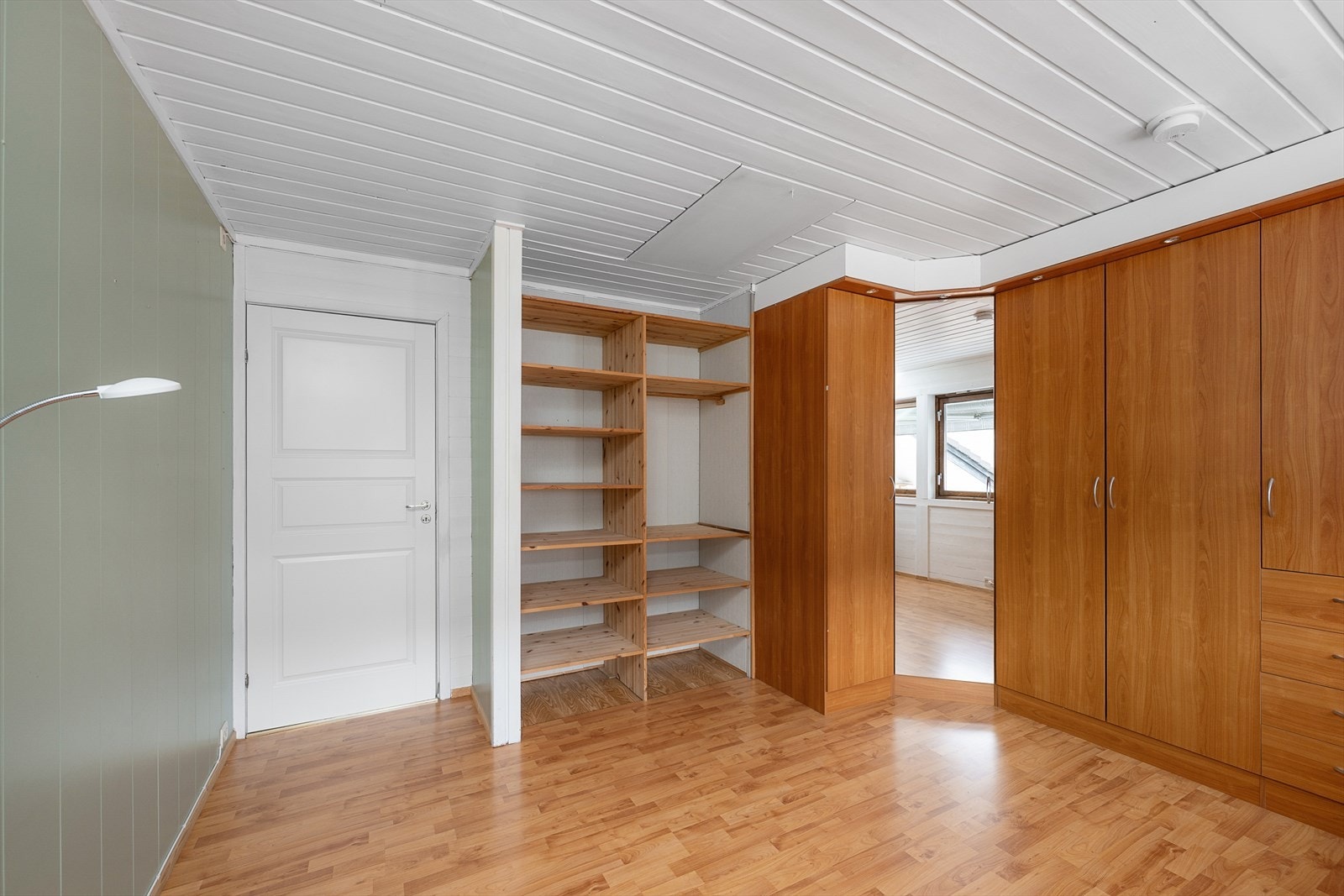 Smarte garderobeløsninger med både skap og åpne hyller gir rikelig med oppbevaringsplass. Galleribilde