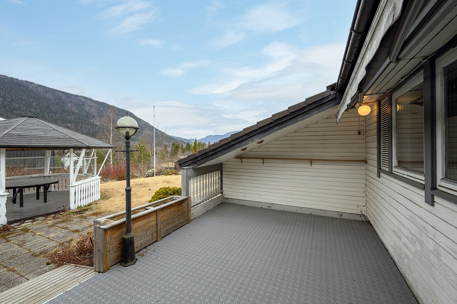 Eiendommen har et samlet terrasseareal på 56 m², fordelt på flere soner rundt boligen. Galleribilde