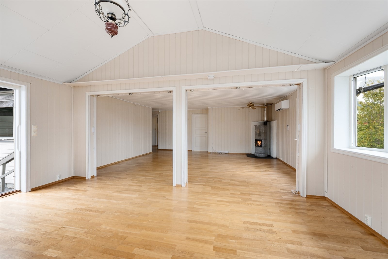 Den åpne løsningen mellom de to stuedelene skaper en god romfølelse og fleksibilitet. Galleribilde
