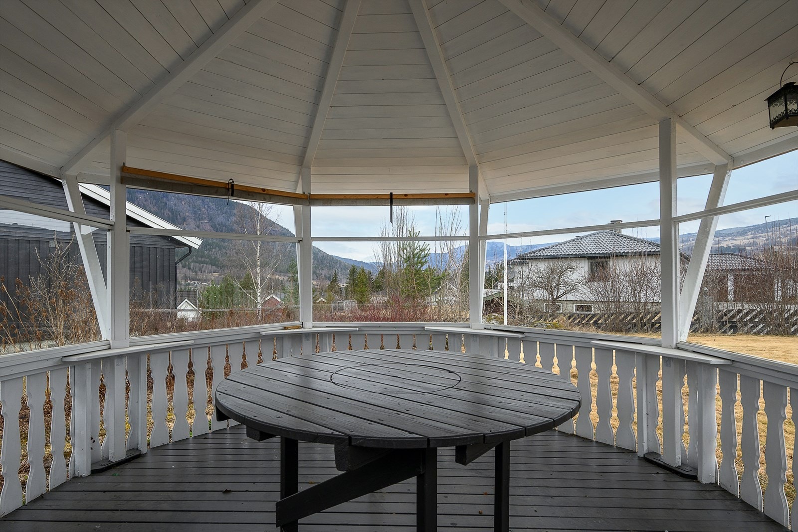 Den frittstående paviljongen er et hyggelig samlingspunkt i hagen, med plass til en sittegruppe. Galleribilde