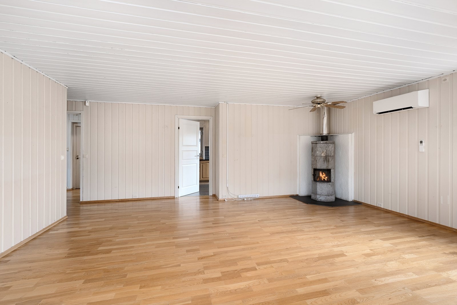 Stuen har god plass til både en romslig sofagruppe og en egen spiseavdeling. Galleribilde