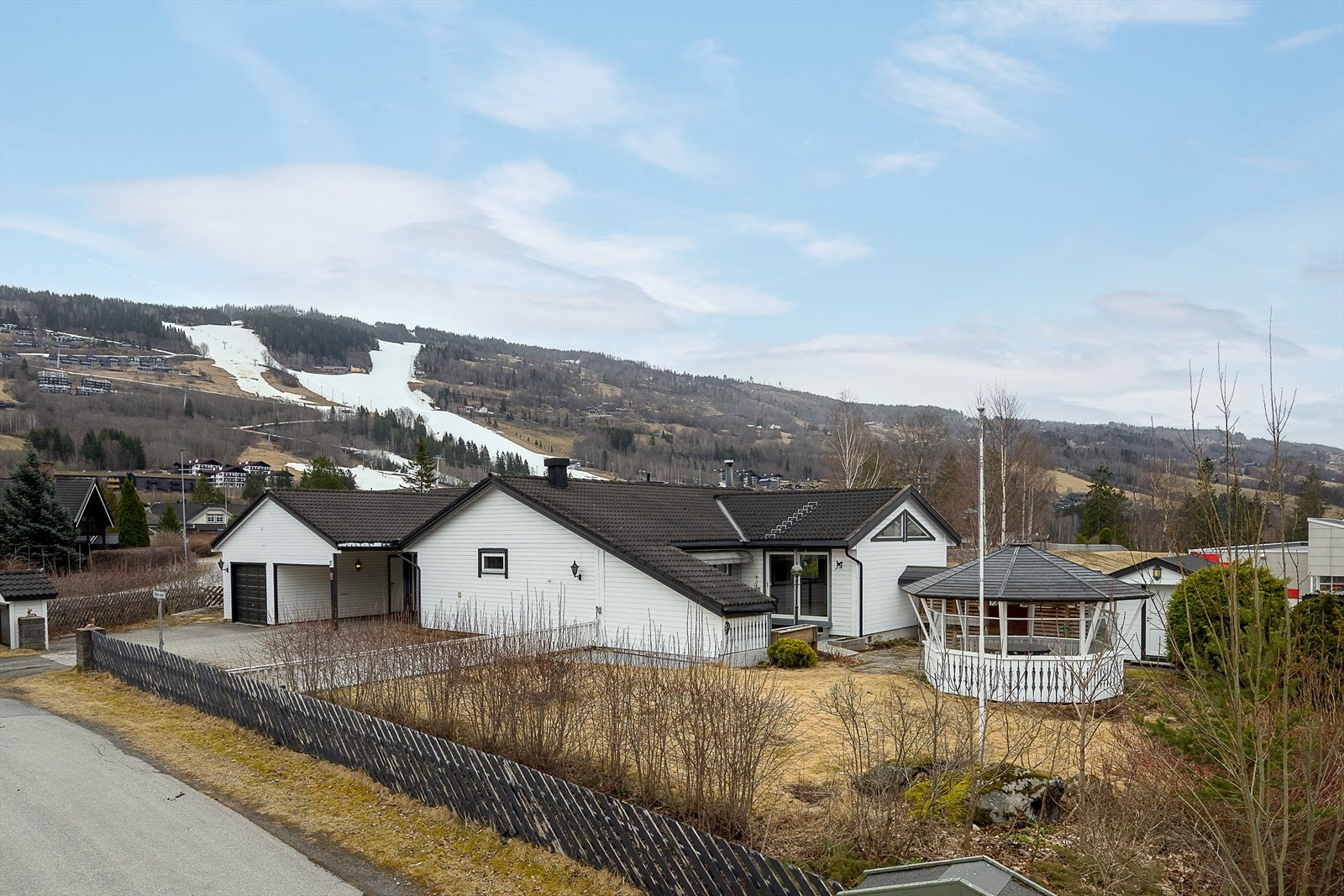 Velkommen til Rådyrvegen 17! En innholdsrik enebolig med en attraktiv og familievennlig beliggenhet i det etablerte boligområdet Granrudmoen i Øyer. Galleribilde