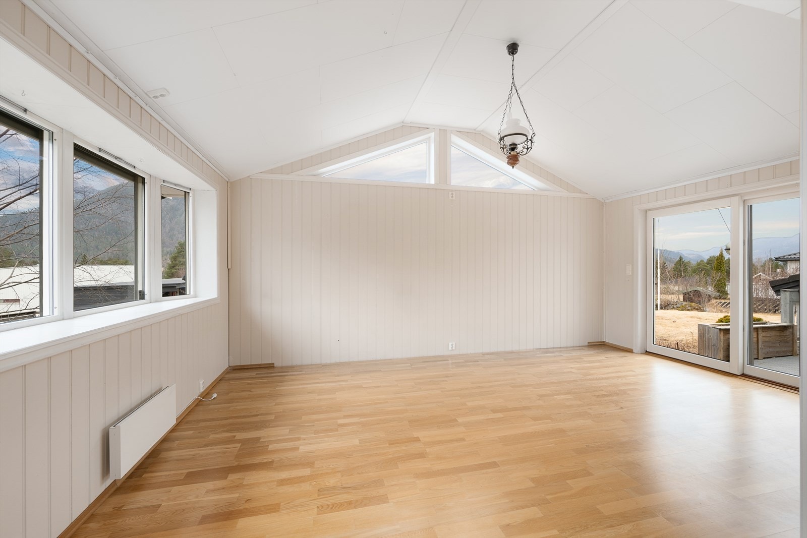 Store vindusflater og ekstra takvinduer i tilbygget slipper inn rikelig med naturlig lys. Galleribilde