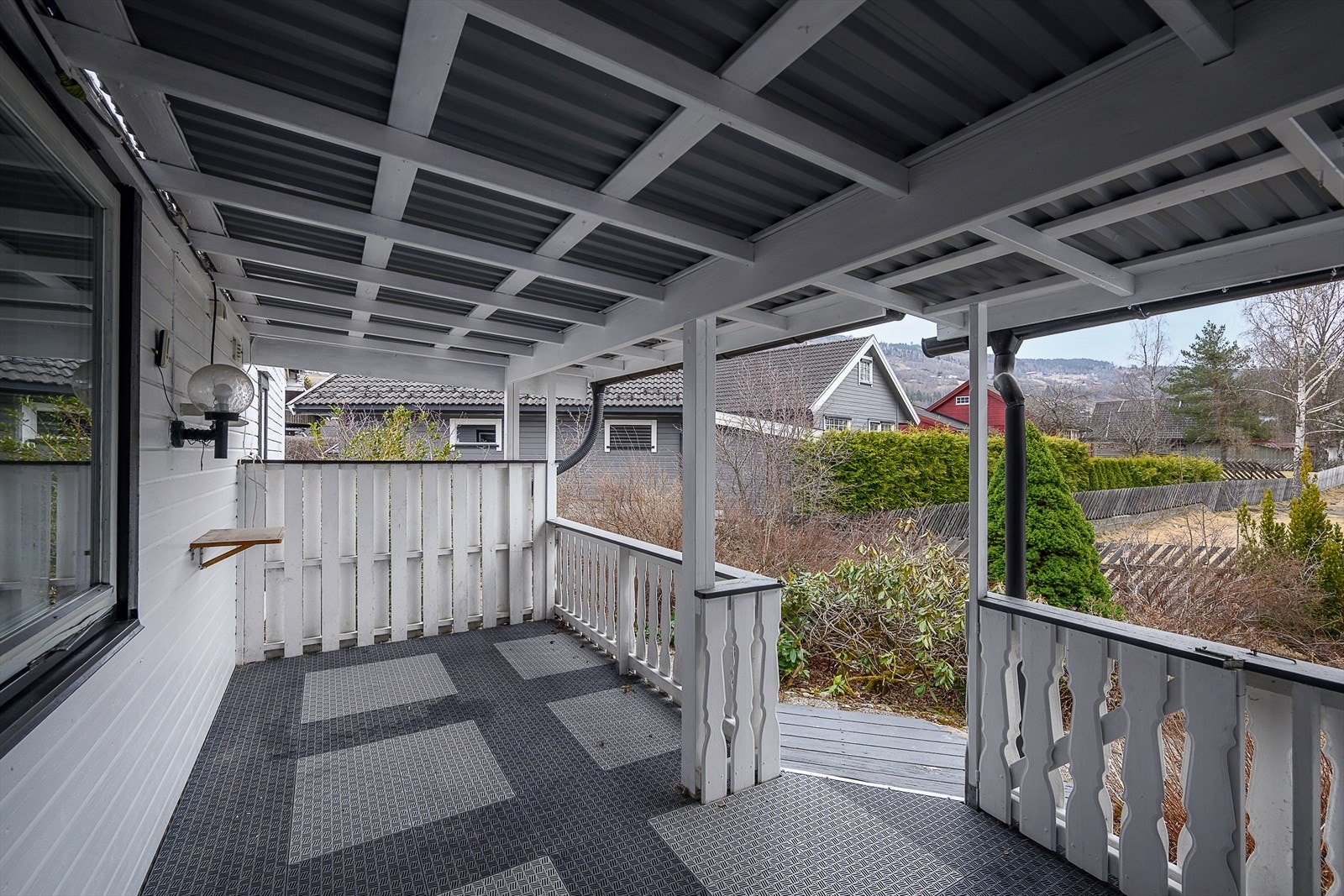 Overbygget terrasse på sørsiden av boligen, perfekt for å nyte utelivet. Galleribilde
