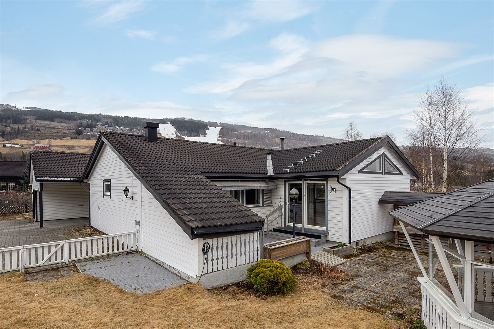 Her bor du med umiddelbar nærhet til natur og turmuligheter, samtidig som det er kort vei til alpinanlegg i Hafjell og byliv på Lillehammer. Galleribilde