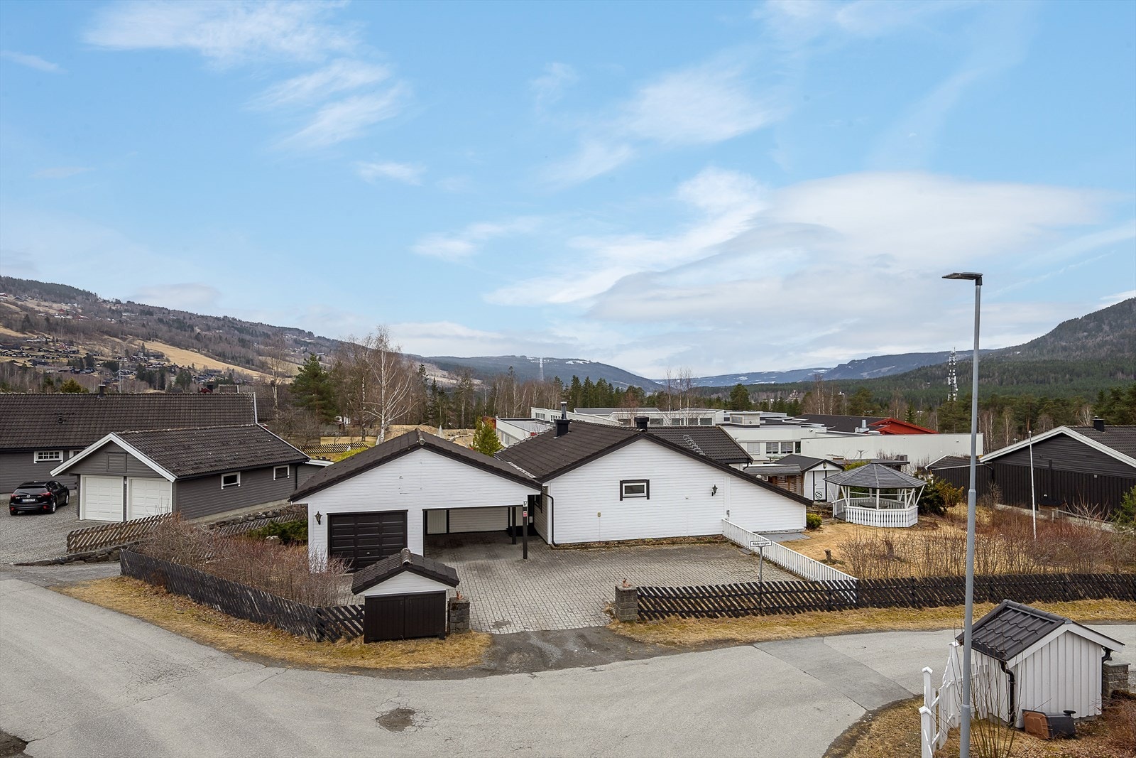 Eiendommen er godt tilrettelagt med både garasje og carport. Garasjen har innlagt strøm og elbillader. Galleribilde