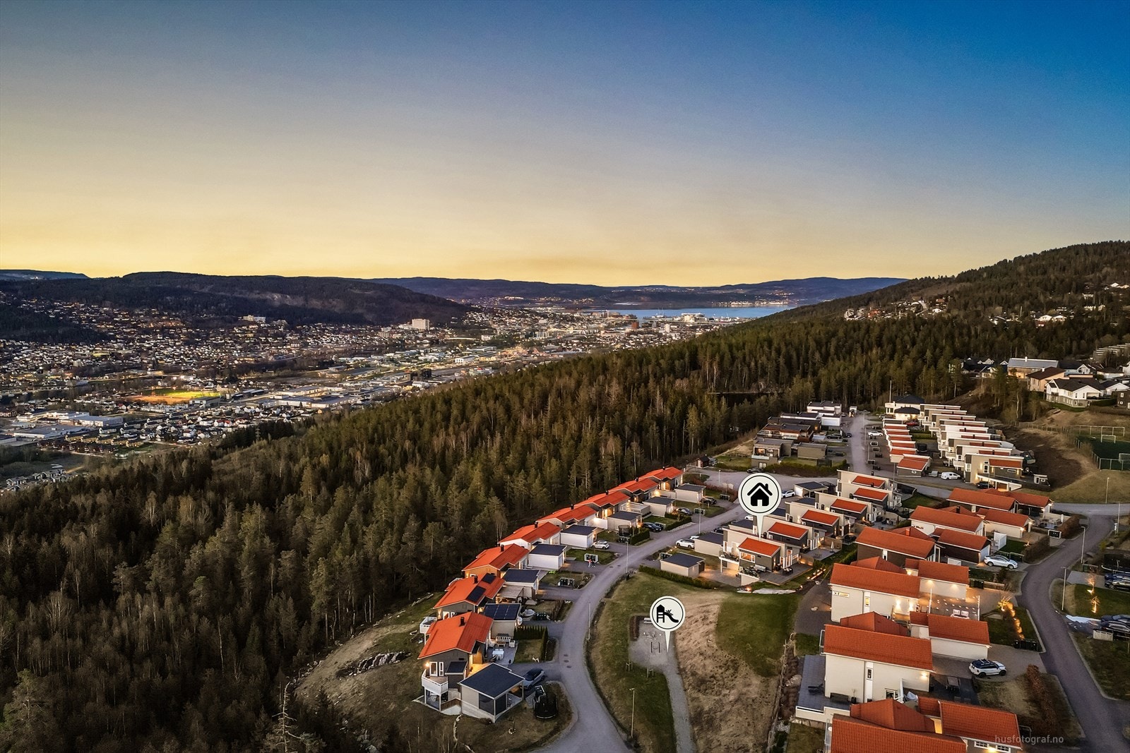 Nabolaget er meget familievennlig, har enkel tilgang til de fleste fasiliteter du trenger i hverdagen, samt kort vei til Drammen sentrum. Galleribilde
