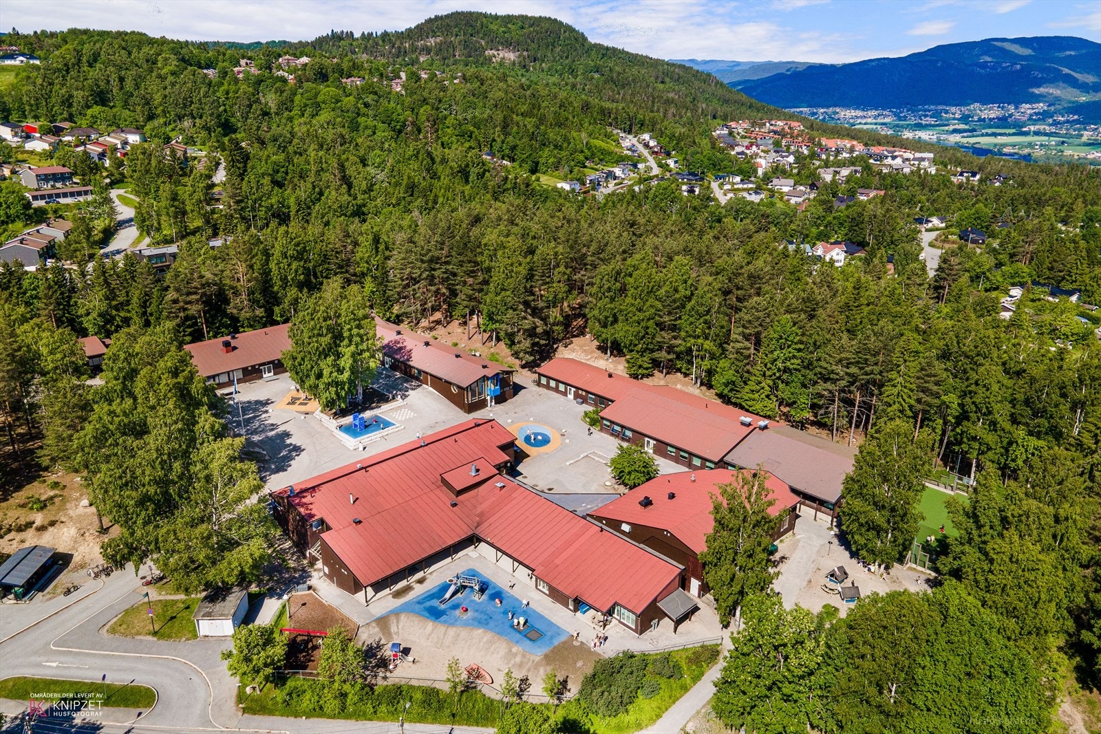 Boligen sokner til Hallermoen skole. Hit går ofte barna i nabolaget samlet. Galleribilde
