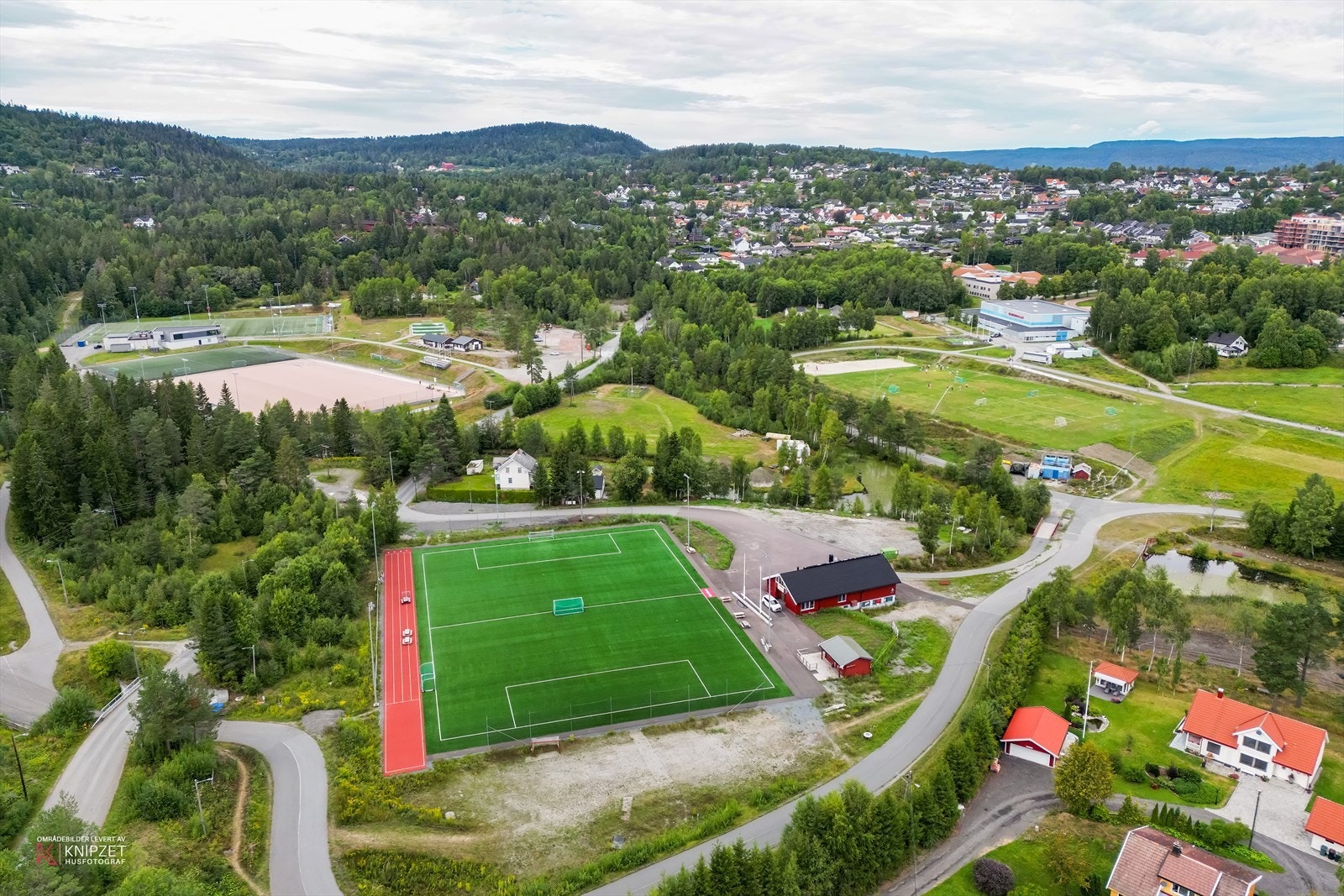 Konnerud IL har et rikt fritidstilbud og tilbyr bla. bandybane, kunstgressbaner, håndballhall, sykkelstier, rulleskiløype m.m Galleribilde