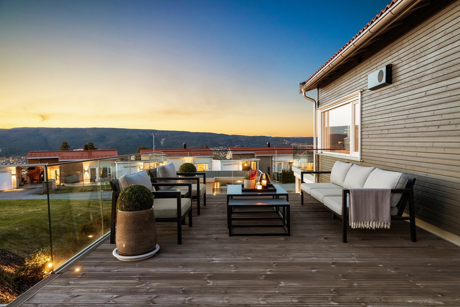 Boligen har stor terrasse og fine uteplasser hvor man kan nyte gode sol- og utsiktsforhold. Galleribilde