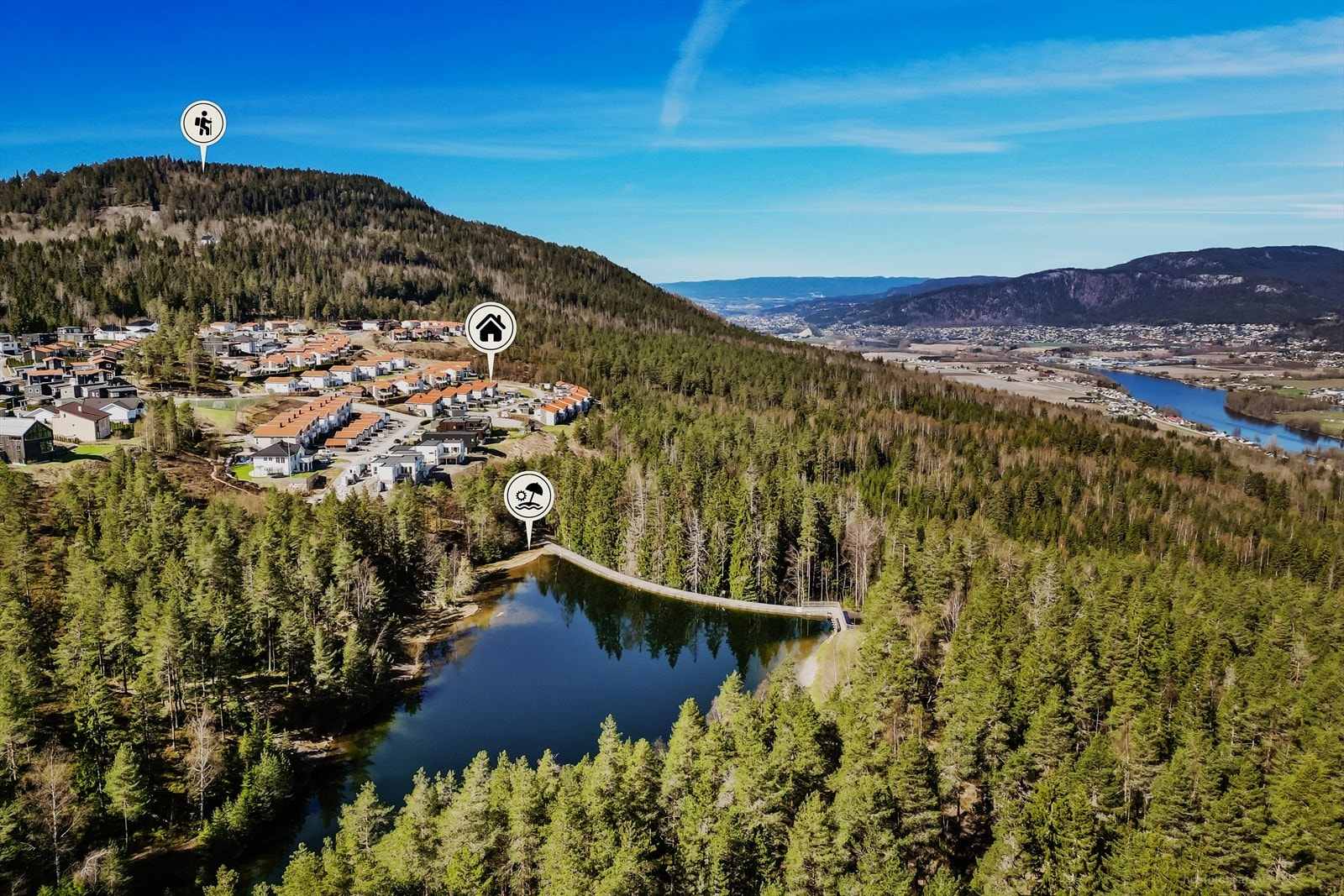 På sommerstid kan man ta stien gjennom skogen ned til den populære badeplassen Inntakern. Galleribilde