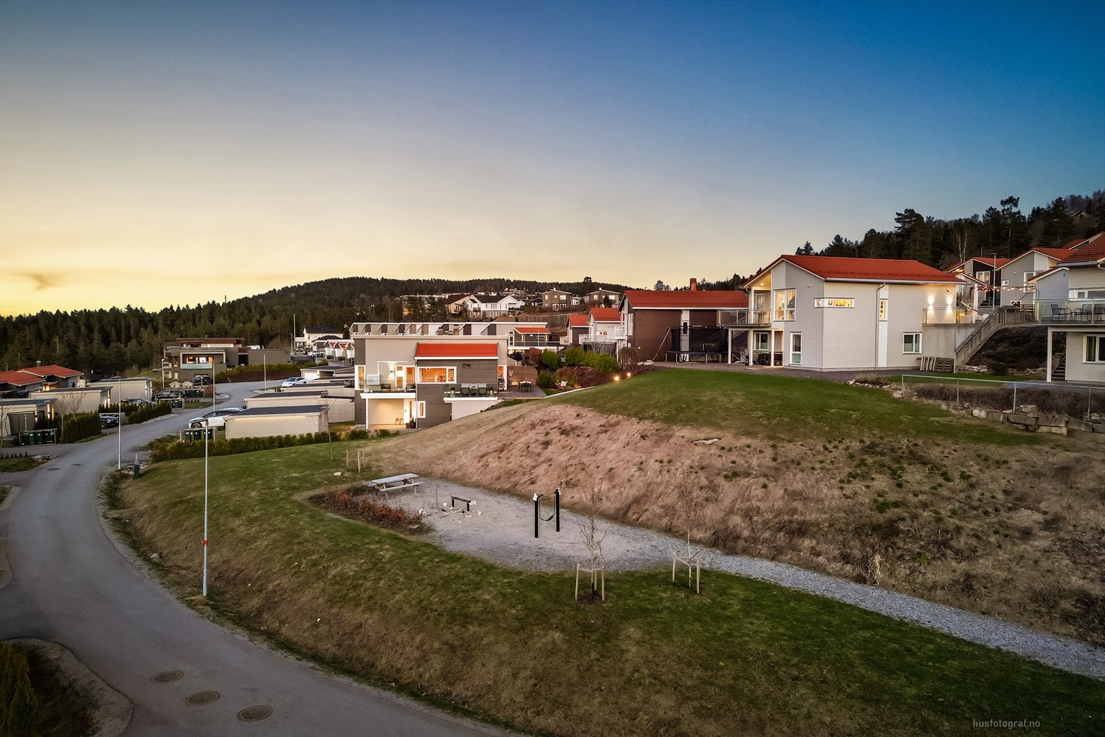 Lekeplass like utenfor boligen. I tillegg ligger det også en fotballbane ca. 100 meter fra huset som er et naturlig samlingspunkt for barna i gata. Galleribilde