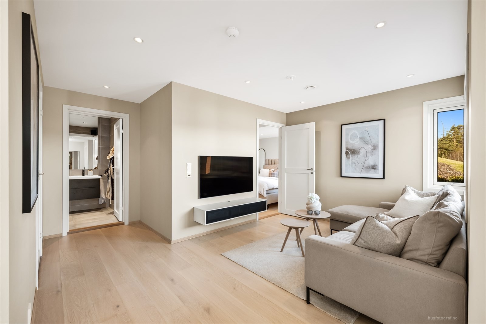 TV-stue med 1-stavs eikeparkett og downlights i himling. Galleribilde