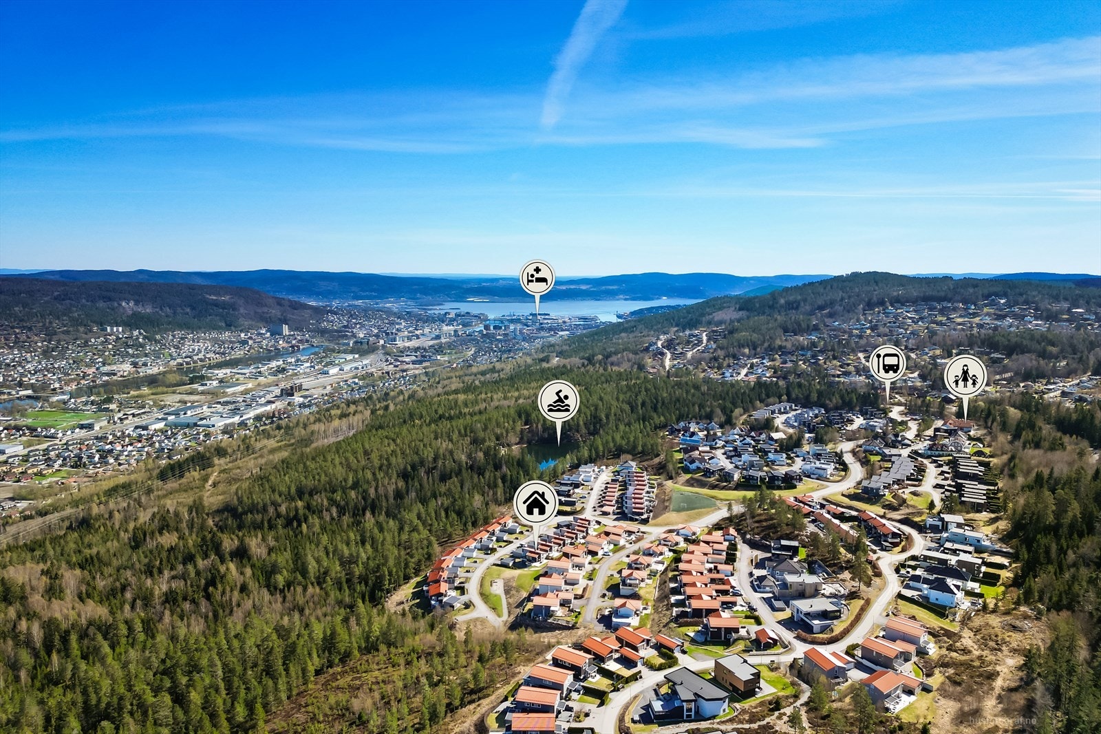 Barnehage og busstopp ligger ca. 700 meter fra ytterdøren. Galleribilde