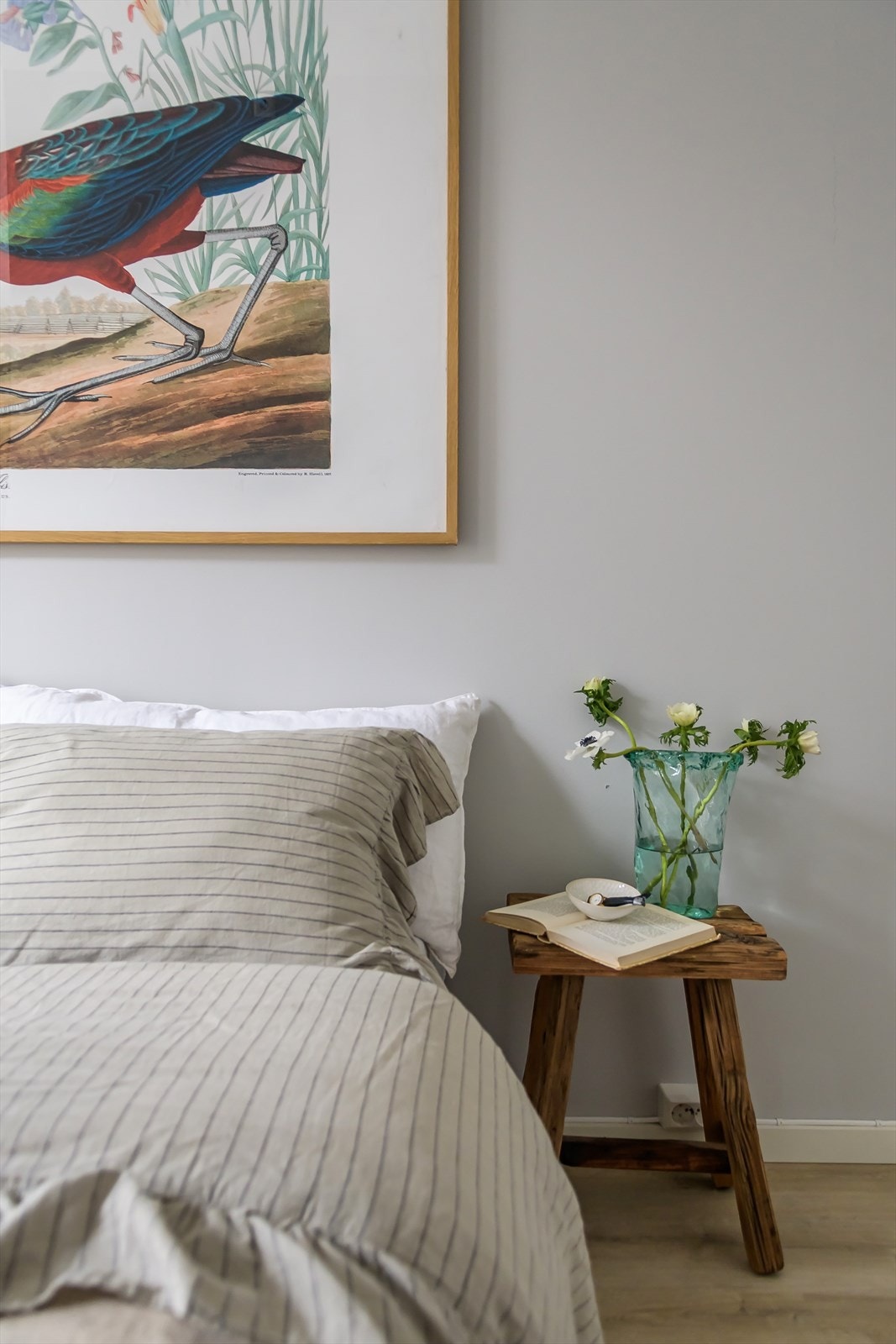 Hele leiligheten er malt i en innbydende og harmonisk fargetone, og gulvet er dekket med lys laminat. Galleribilde