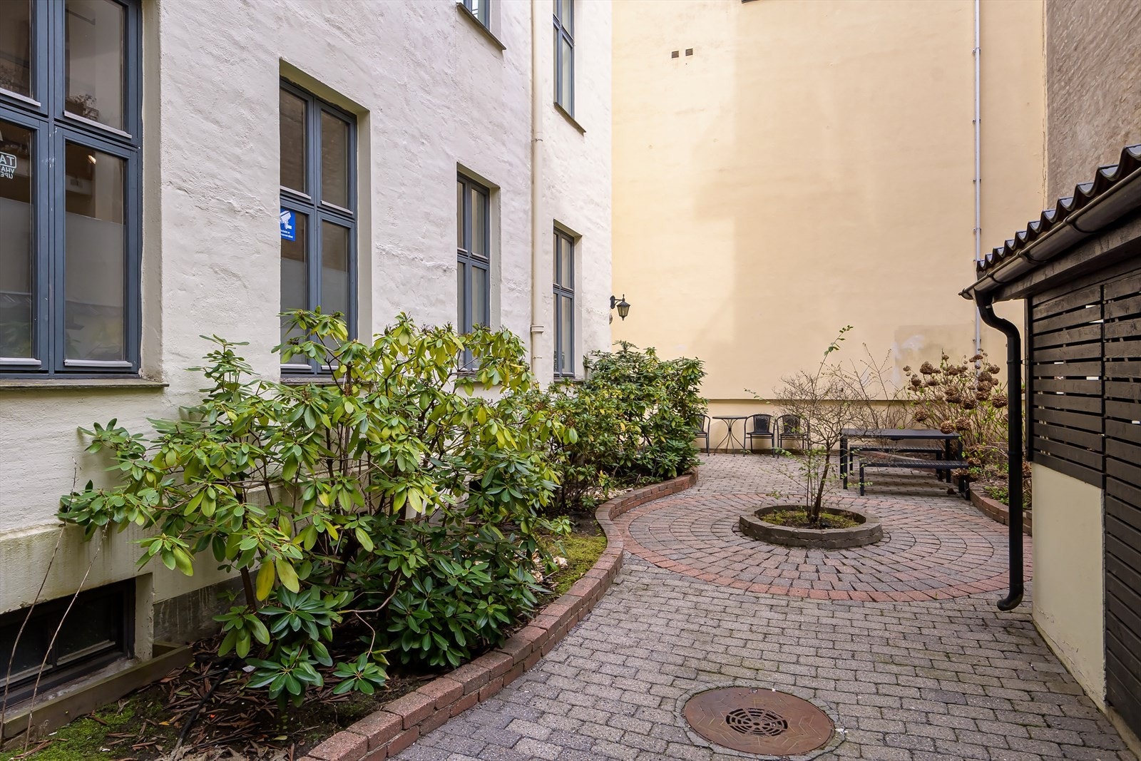 Borettslaget har en hyggelig, lukket bakgård med sittegrupper og beplanting. Galleribilde