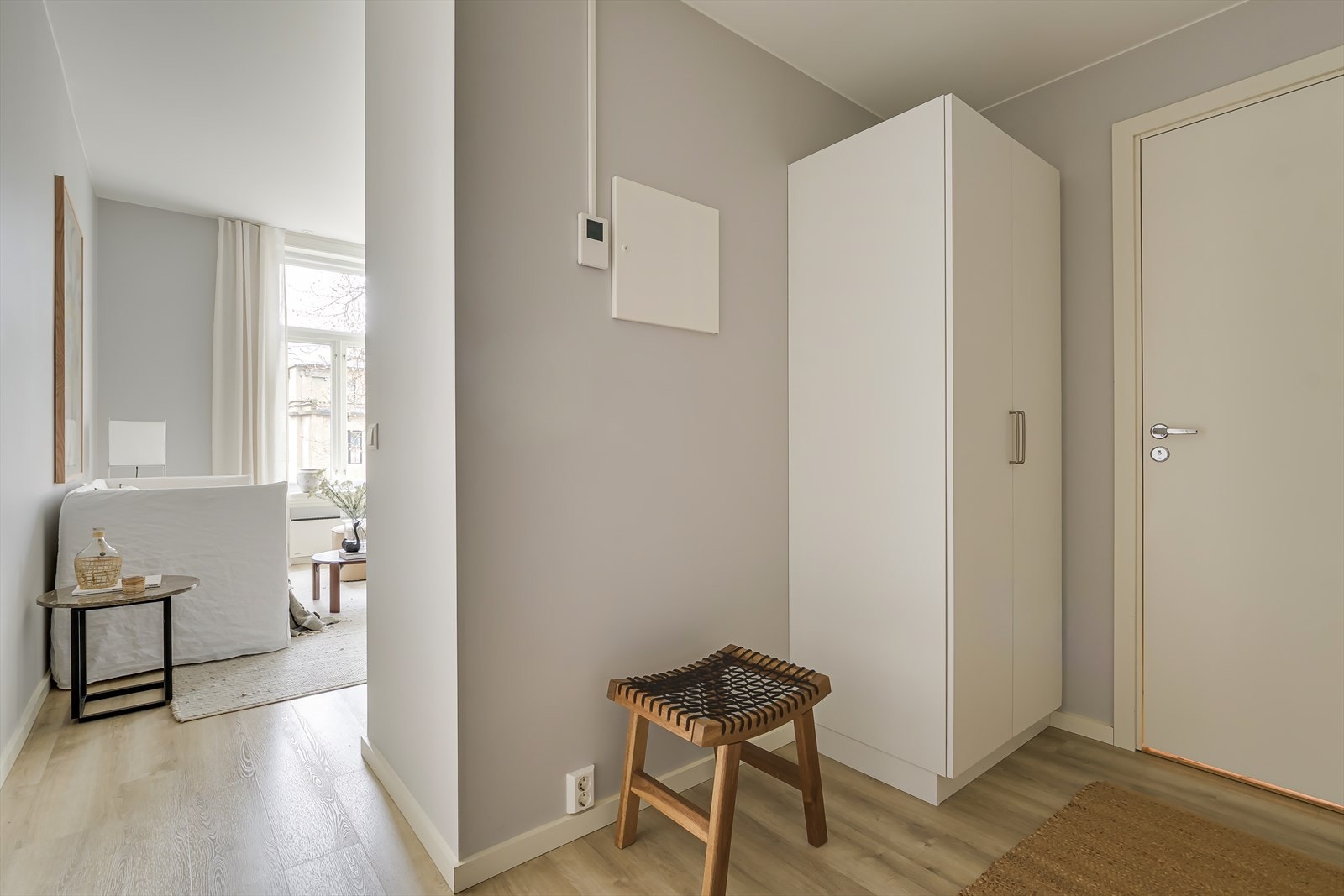 Entréen byr på god plass til oppheng av yttertøy. I tillegg er det ekstra lagringsplass i kjellerbod som leiligheten disponerer. Galleribilde