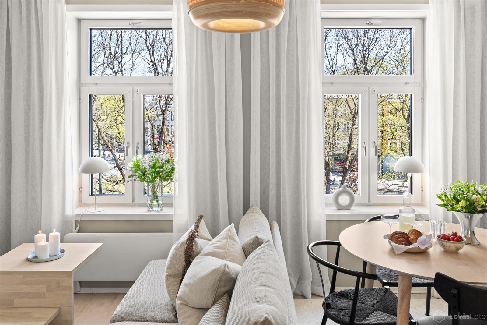 Her er det god plass til spisebord med tilhørende stoler, perfekt for både hverdagsmiddager og gjester. Galleribilde