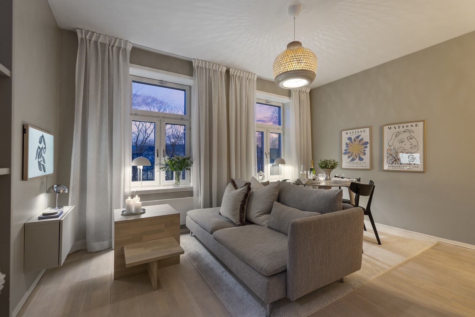 Stuen får en lun og stemningsfull atmosfære på kveldstid, og fremstår som et varmt og innbydende rom hvor man virkelig kan slappe av. Galleribilde