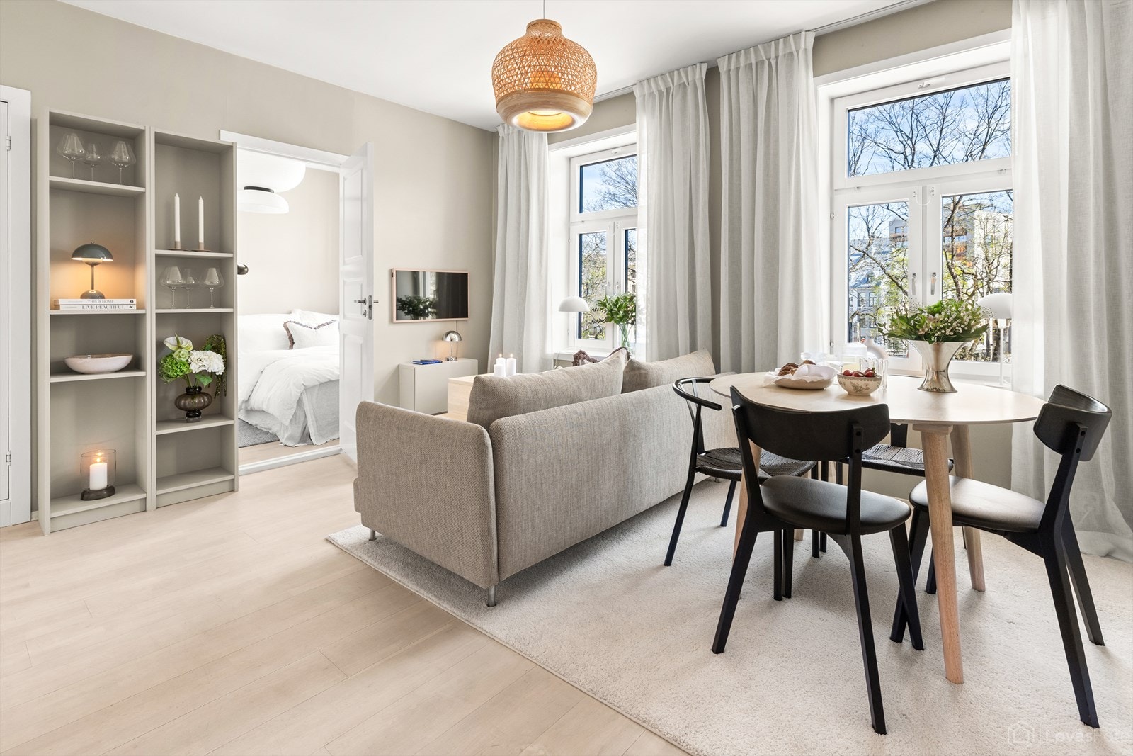 Det er en glede å ønske velkommen til Uelands gate 24A - Her finner du en gjennomført og innbydende 2-roms med lys atmosfære, moderne materialer og svært arealeffektiv planløsning som gir en god romfølelse i hele boligen. Galleribilde