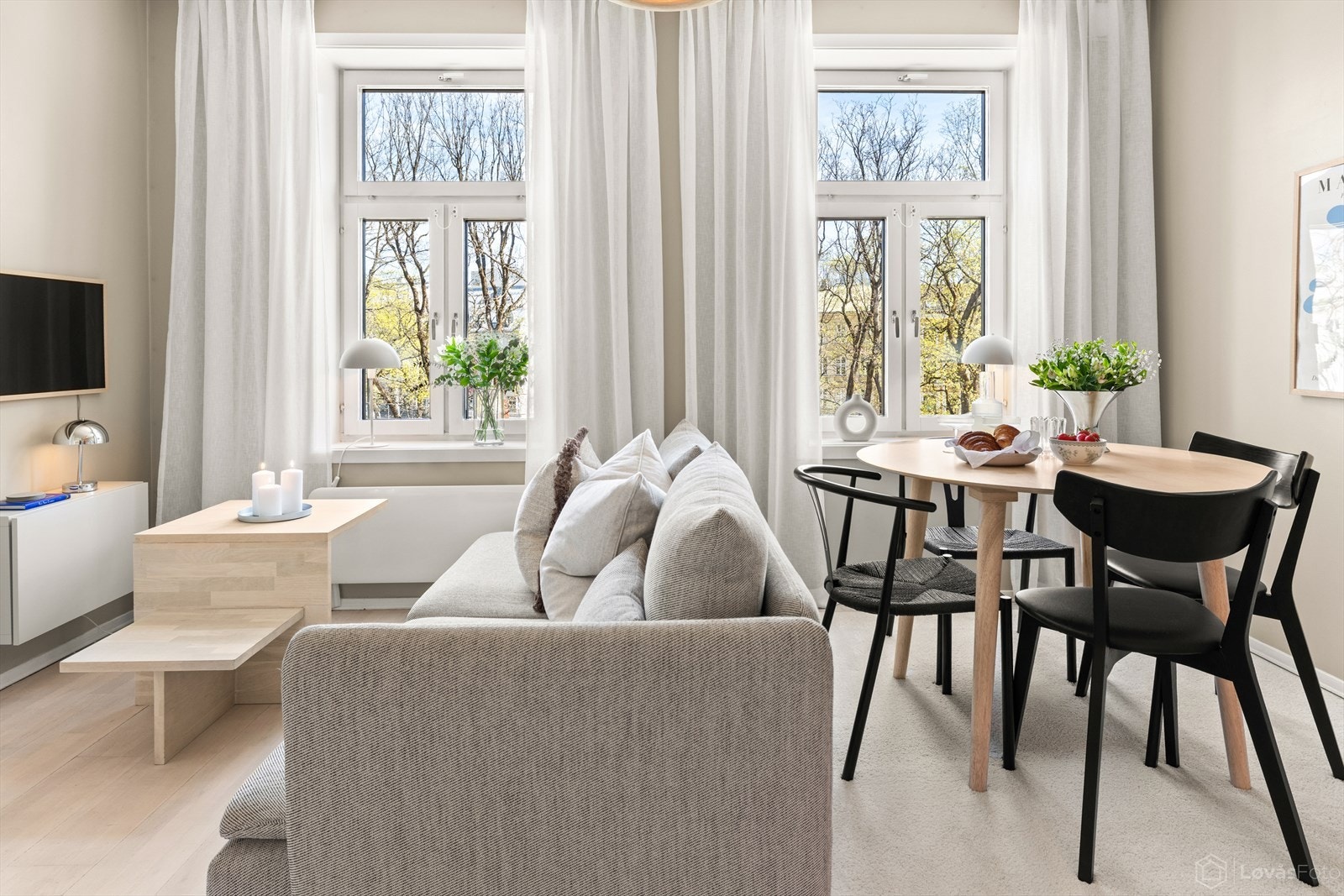 Spiseplassen er elegant integrert i stuen og gir en hyggelig ramme rundt måltider og sosiale sammenkomster. Galleribilde