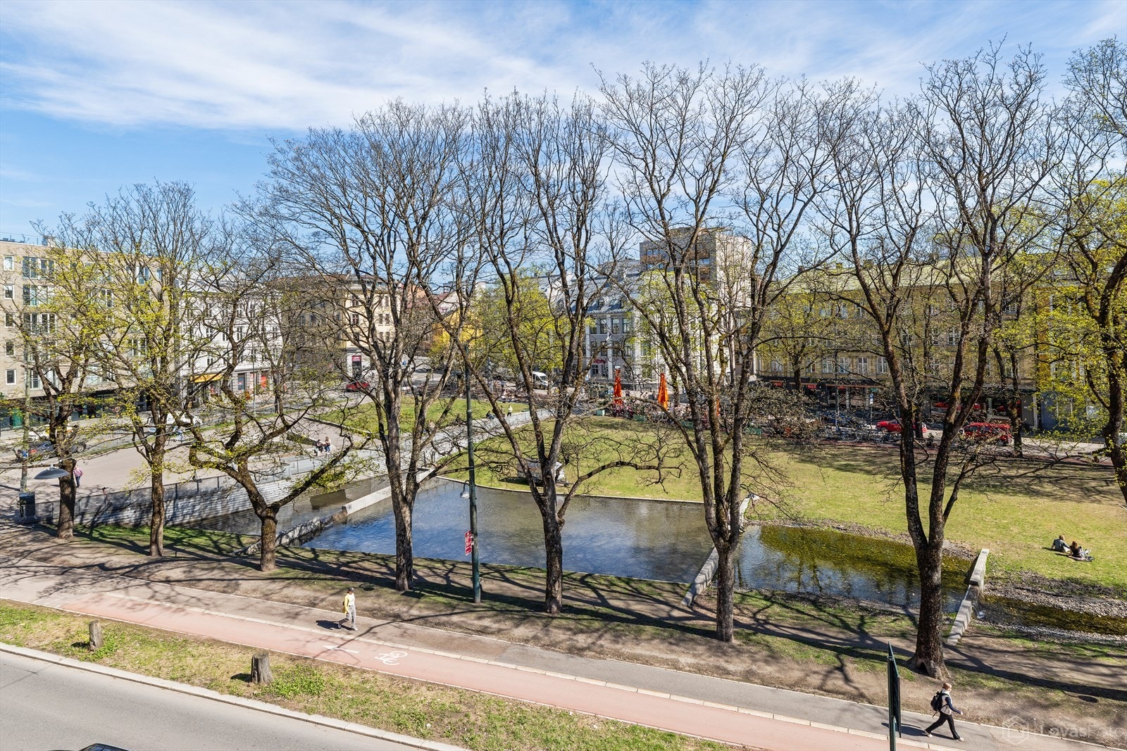 Flott utsikt over parkmessige omgivelser med vannspeil og gode rekreasjonsmuligheter rett utenfor. Galleribilde