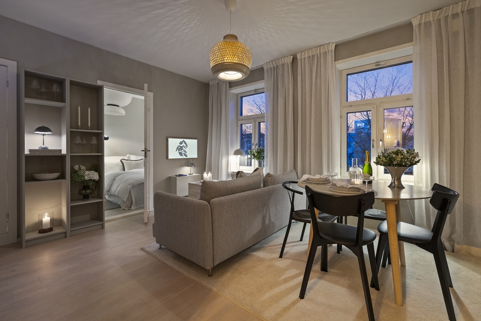 Velkommen inn i en lys og romslig stue med store vindusflater som slipper inn rikelig med dagslys og skaper en luftig atmosfære. Galleribilde