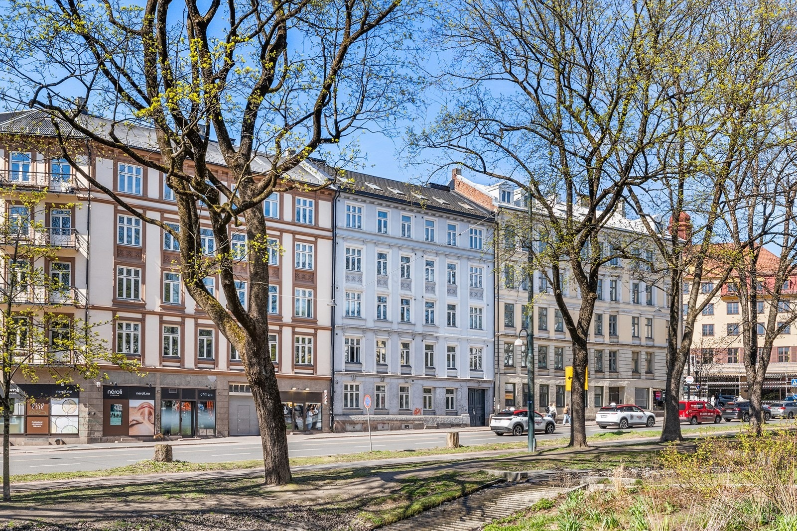 Boligen har attraktiv beliggenhet på Kiellands plass med umiddelbar nærhet til byliv, servicetilbud, kollektivtransport og grønne omgivelser. Galleribilde