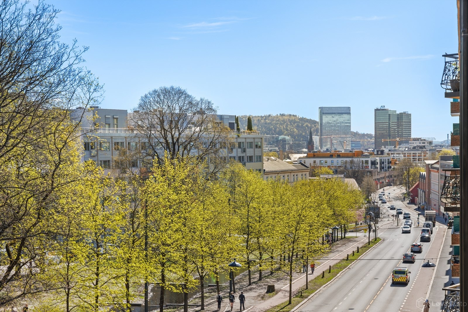 Et levende og populært område som kombinerer urbane kvaliteter med rolige omgivelser, perfekt for en enkel og aktiv hverdag i Oslo. Galleribilde