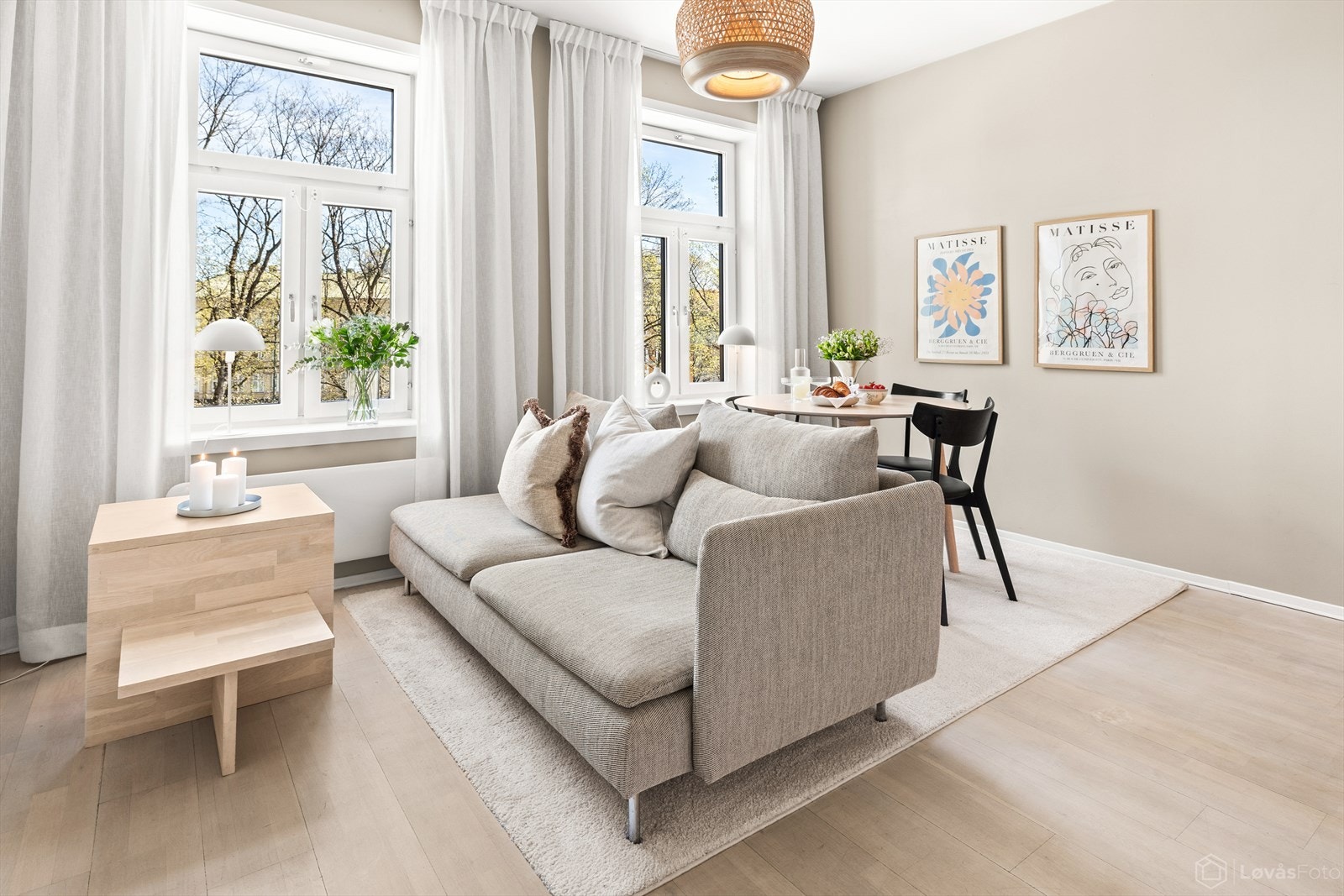 Stuen har god plass til en komfortabel sofagruppe og tilhørende møblement, og inviterer til både avslapning og sosiale sammenkomster. Galleribilde