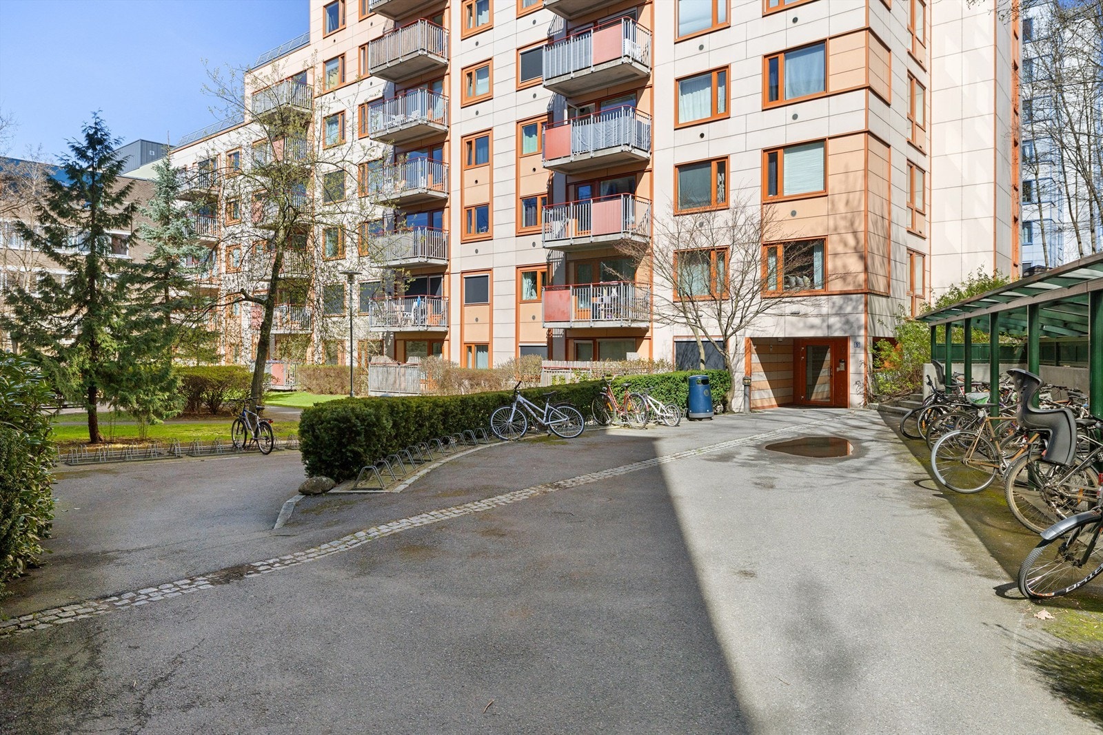 Fellesområdene er pent opparbeidet med internstier, plenarealer og sykkelparkering. Galleribilde