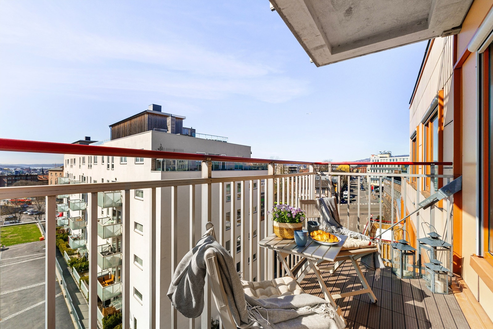 Fra balkongen på 5 m² har du utsyn over området. Her bor du med umiddelbar nærhet til alt Carl Berner har å by på. Galleribilde