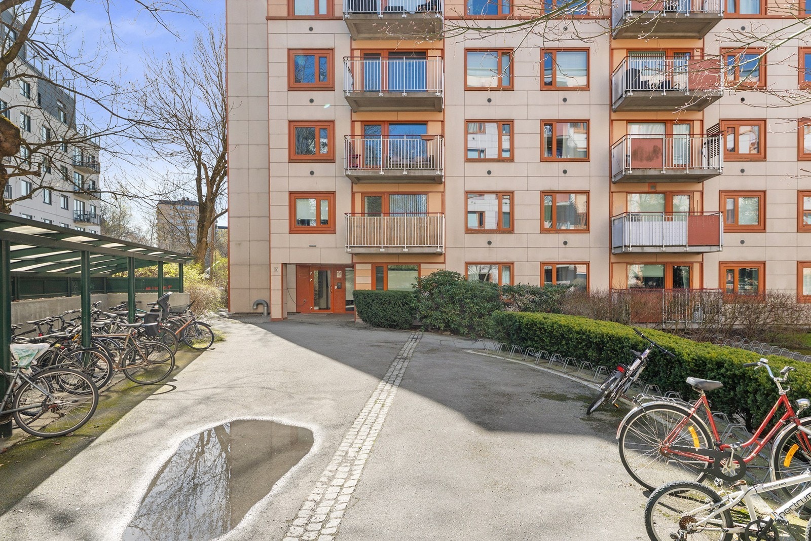 Det er rikelig med utvendige sykkelstativer, delvis under tak. Galleribilde