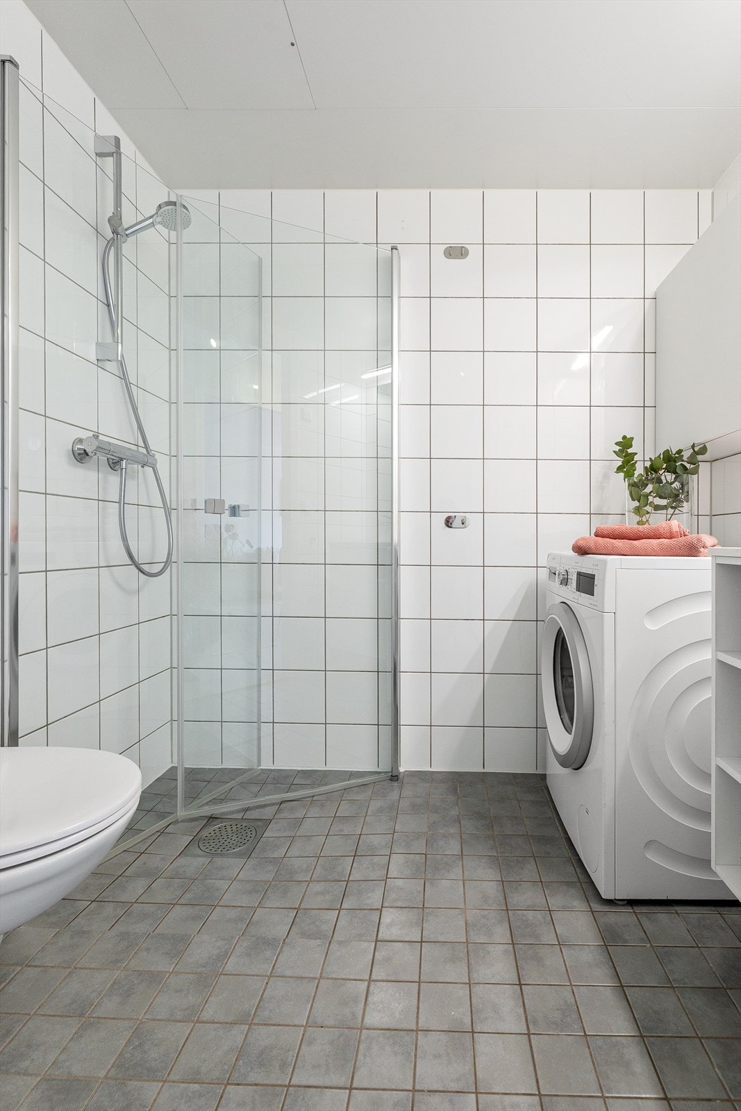Badet i hoveddelen er en prefabrikkert modul fra byggeår, med gulvvarme og opplegg for vaskemaskin. Galleribilde