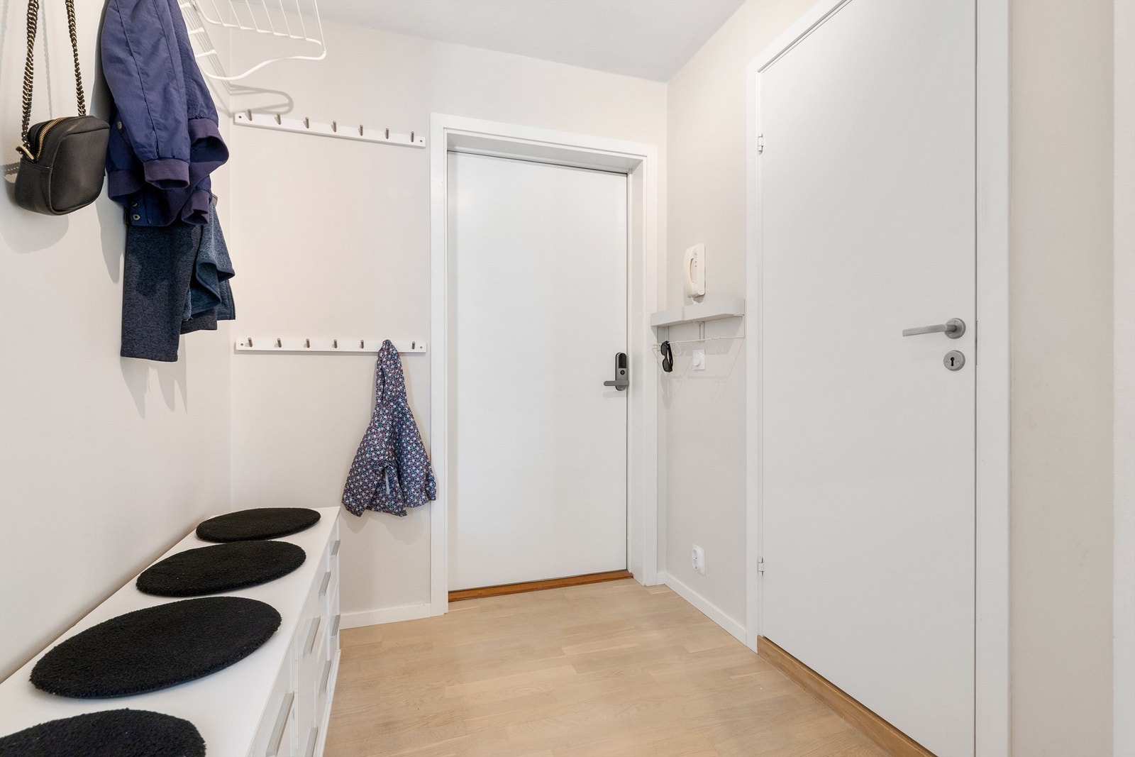Hybelens egen entré har plass til yttertøy og sko. Galleribilde